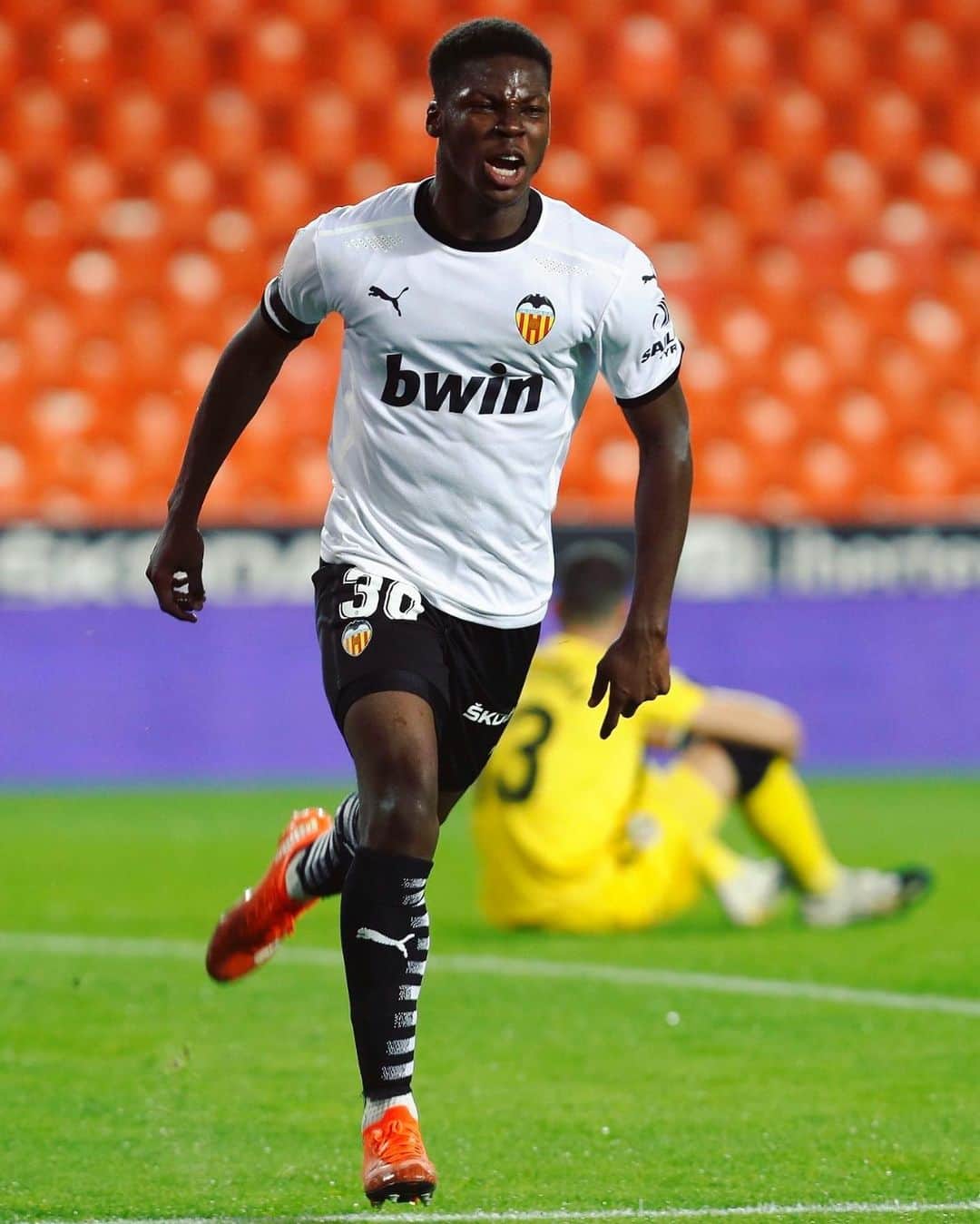 LFPさんのインスタグラム写真 - (LFPInstagram)「The future is here. Much more @yunus.musah8! 🦇  El futuro está aquí. ¡Mucho más #YunusMusah! 🦇  #LaLiga #LaLigaSantander #Valencia #Yunus2026 #Football」12月5日 3時27分 - laliga