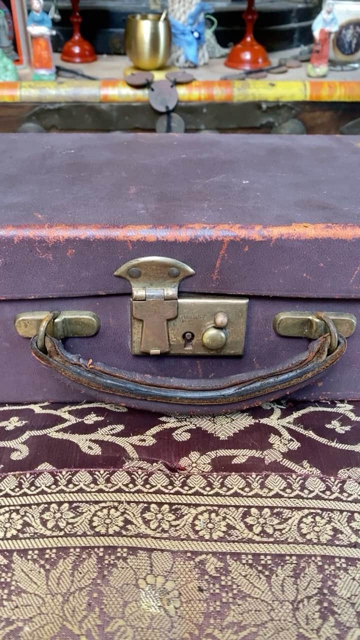 キャサリン ミッシェルのインスタグラム：「The Secret Case ...New project ! Sharing treasures ! Stay tuned !」