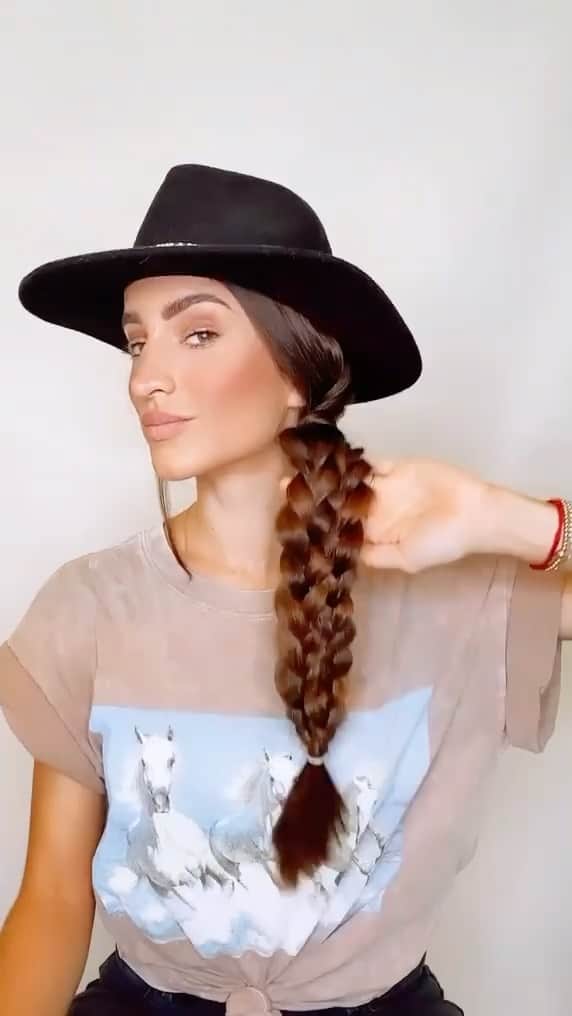 I N S T A B R A I Dのインスタグラム：「@braids_in_action making this INCREDIBLE braid hack look all too easy ... I’m obsessed 🤩」