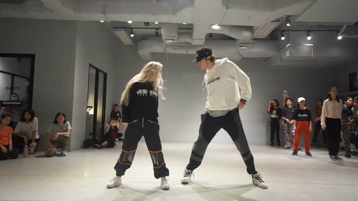 Nika Kljunのインスタグラム：「🤩 SURPRISE 😎 Sometimes the videos you don’t see, mean the most! Rocking it with my boo @sonnyfp in Thailand 🇹🇭❤️😜 #sonnyfp & #nikakljun collab #thischoreotho #aintaseasyasitlooks 🤣 . Our trips to Asia are always so so special ✨✈️ 🙏🏼. The culture, the hospitality, the kind gestures from organizers that make me feel so welcomed, the warm & enthusiastic energy from the dancers 🥰🌟... I just love and appreciate it all! 💘  . These are unforgettable moments that I will cherish forever 🧡, & I‘m so happy that I got to share this one with @sonnyfp 😄 Can’t wait to go back and create some more memories... 🙇🏼‍♀️⏰💭  . Song: #Aphrodisiac by @brandy  🧠 & 💃🏼🕺🏼: @sonnyfp x @nikakljun 📍: @studiozoom39 . #dance #travel #thailand #ilovewhatido #grateful #goodtimes #momentstoremember #nikakljun #dancevideos #danceforlife #dancechoreography #sonnyfp #nikakljunchoreography #sonnyfpchoreography #internationaldanceacademy #bolerodance」