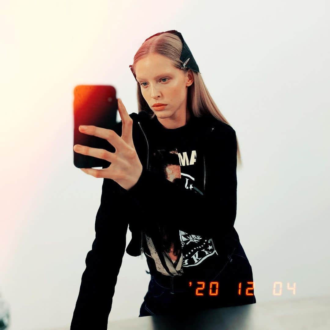 アビー・チャンピオンのインスタグラム：「should I keep the bleached brow 🤷🏼‍♀️」