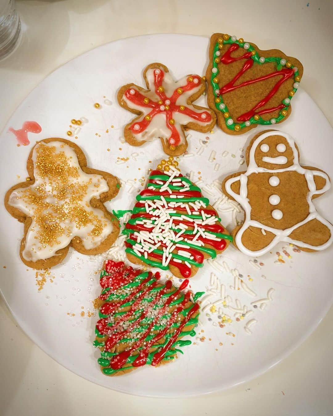 ブレンダン・ロビンソンさんのインスタグラム写真 - (ブレンダン・ロビンソンInstagram)「I’m a #Christmas cookie-making machine!! (And taste tester too!) 🎄🍪🎅🏻 . . . #holiday #family #fun #baking #cookies #gingerbread #together #memories #home」12月5日 3時57分 - brendanrobinson