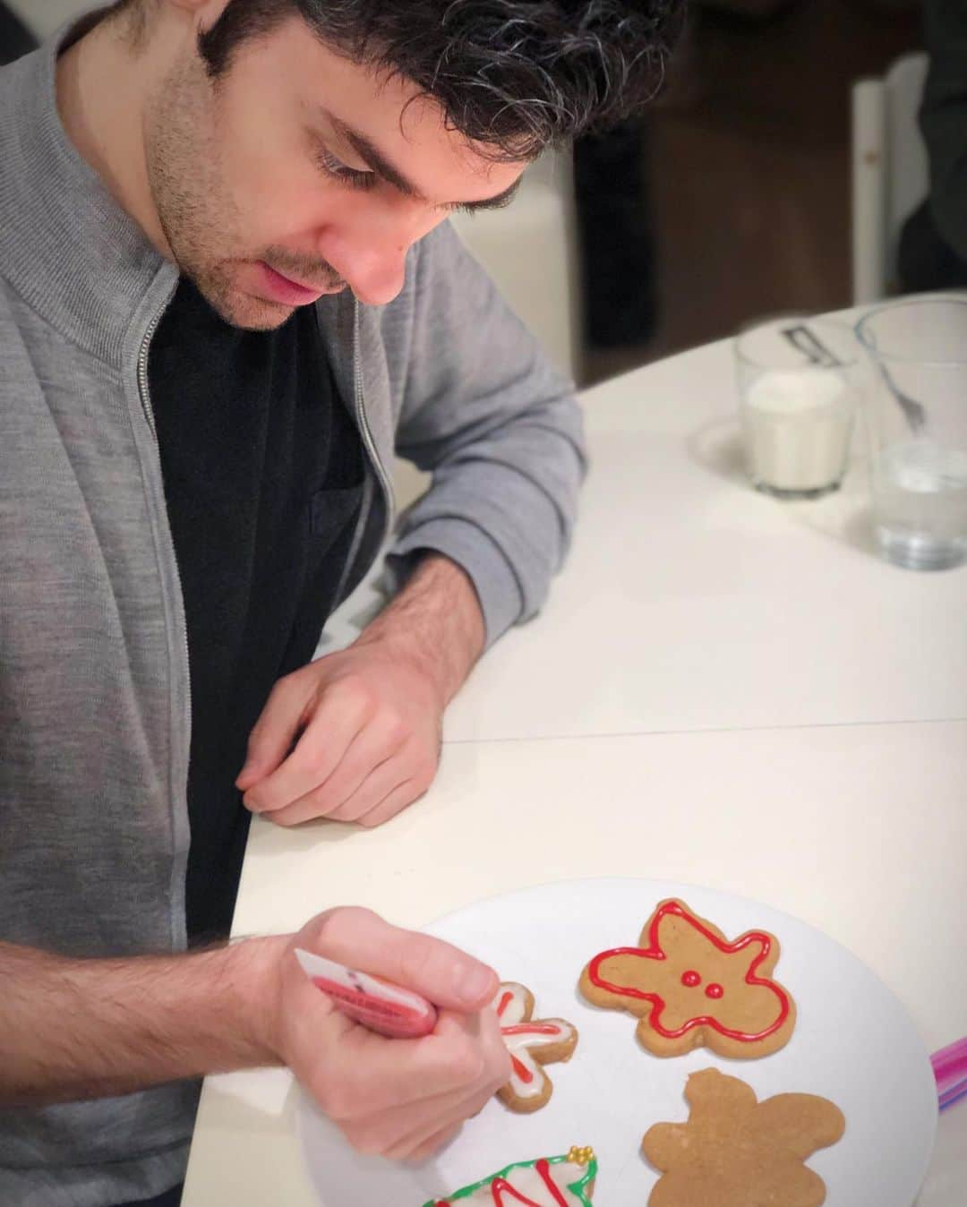 ブレンダン・ロビンソンさんのインスタグラム写真 - (ブレンダン・ロビンソンInstagram)「I’m a #Christmas cookie-making machine!! (And taste tester too!) 🎄🍪🎅🏻 . . . #holiday #family #fun #baking #cookies #gingerbread #together #memories #home」12月5日 3時57分 - brendanrobinson