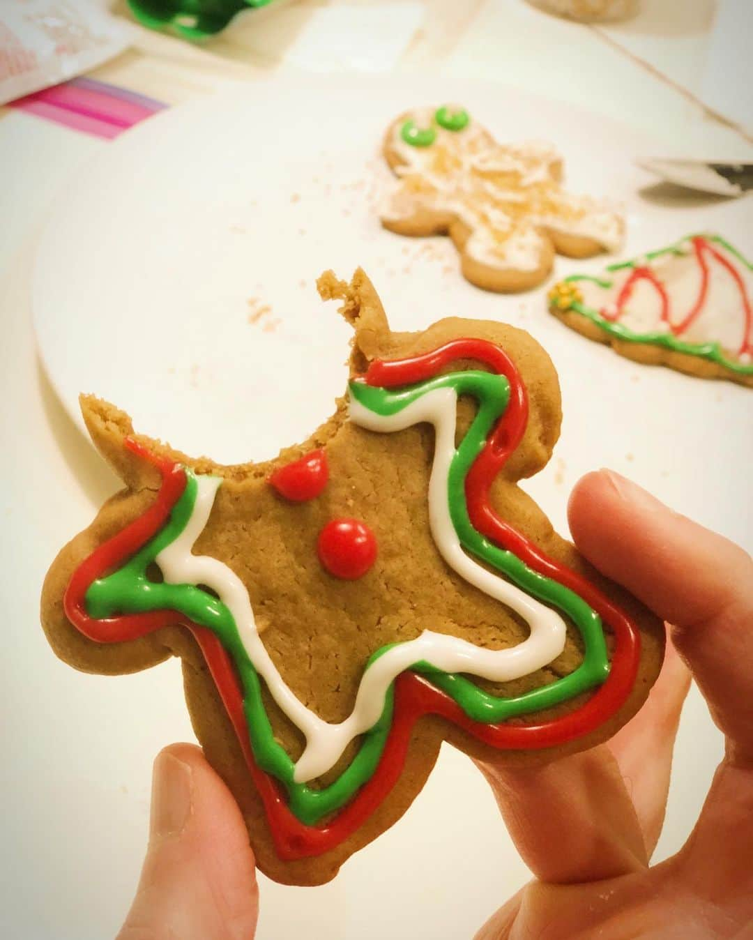 ブレンダン・ロビンソンさんのインスタグラム写真 - (ブレンダン・ロビンソンInstagram)「I’m a #Christmas cookie-making machine!! (And taste tester too!) 🎄🍪🎅🏻 . . . #holiday #family #fun #baking #cookies #gingerbread #together #memories #home」12月5日 3時57分 - brendanrobinson