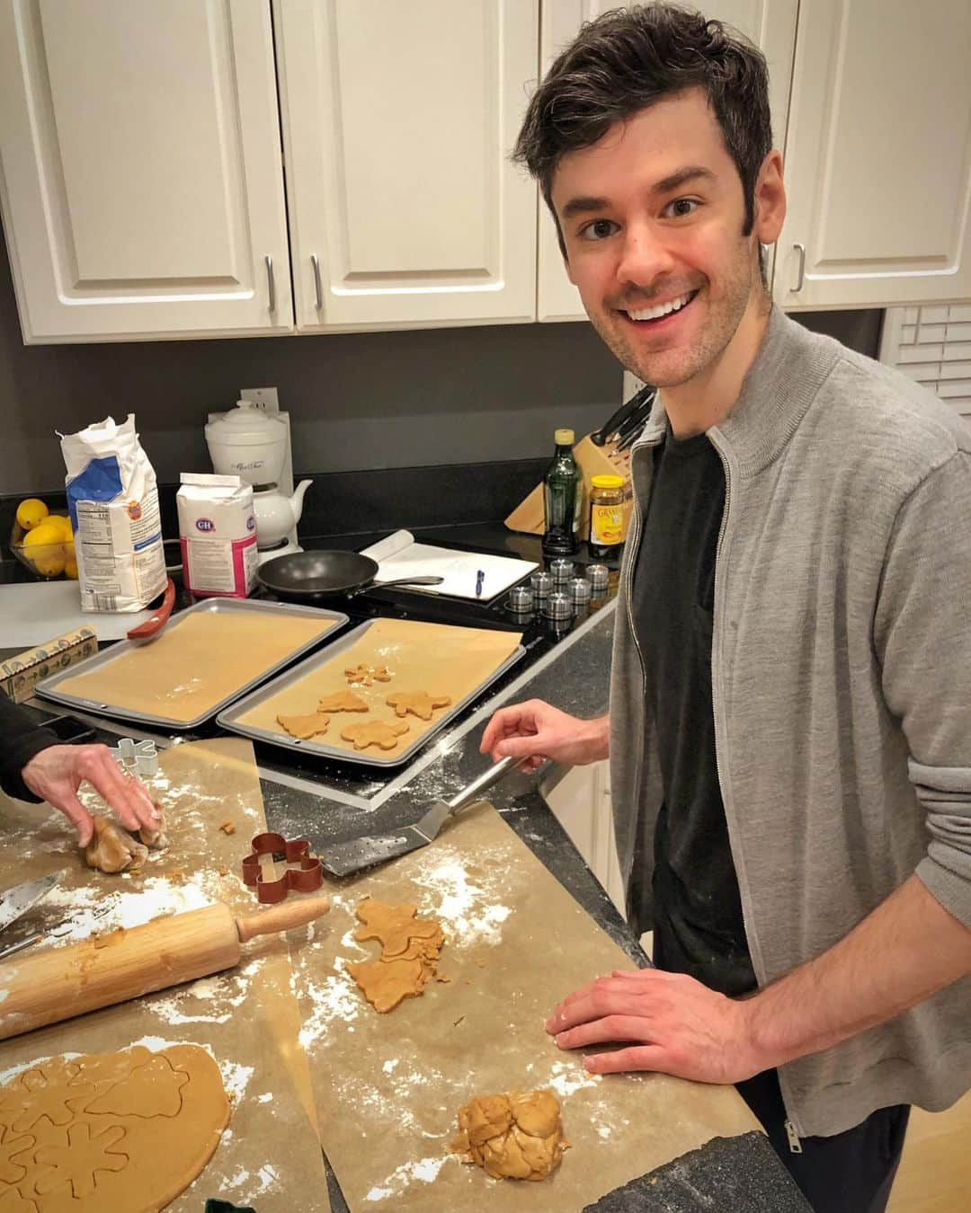 ブレンダン・ロビンソンのインスタグラム：「I’m a #Christmas cookie-making machine!! (And taste tester too!) 🎄🍪🎅🏻 . . . #holiday #family #fun #baking #cookies #gingerbread #together #memories #home」