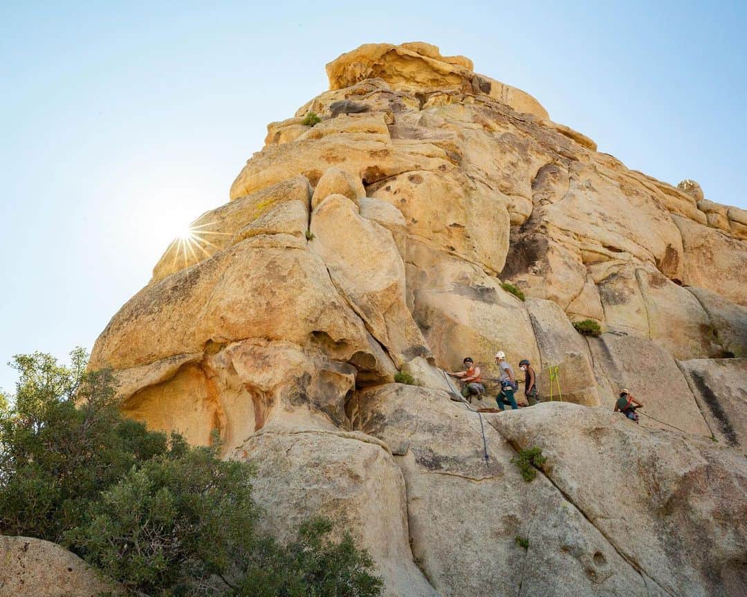 マウンテンハードウェアのインスタグラム：「As a leader in education, standards, and advocacy for professional guides and climbing instructors, the @amga1979 is our connection to the folks who not only make our summits and sends possible but safe. Together, we double our efforts in advocating for and elevating our professional community. (Visit the link in our bio to learn more about their work and how you can support.) Photos: @ladylockoff.」
