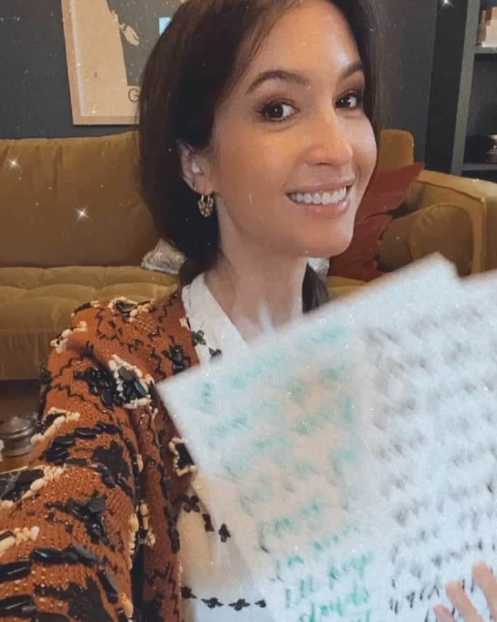 ケイト・ボイージェルのインスタグラム：「Custom handwritten brush-letter lyrics just dropped back in the shop! Use code KVBDAY20 for 20% off all weekend 🎉🎉🎉 You pick the song and the color, with an option for a personalized note on the back 🎨🎶 Aiming to ship these out 12/8 or 9, so US orders should arrive in time for Christmas! We ship all over the world too 🌎 Link in my bio to shop! Happy FRIDAY! .  https://www.katevoegele.com/merch/custom-handwritten-brush-letter-lyrics」
