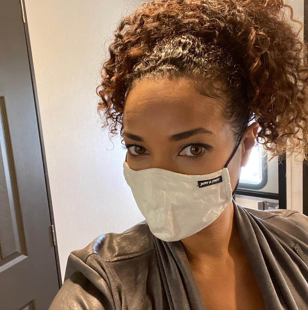 ロッチェル・エイツのインスタグラム：「Thank you so much  @dory.croft for my new mask!! The fit is perfect! It’s machine washable, adjustable, and it comes with extra filters. 😊👍🏽#Maskup #staysafe 🙏🏽」