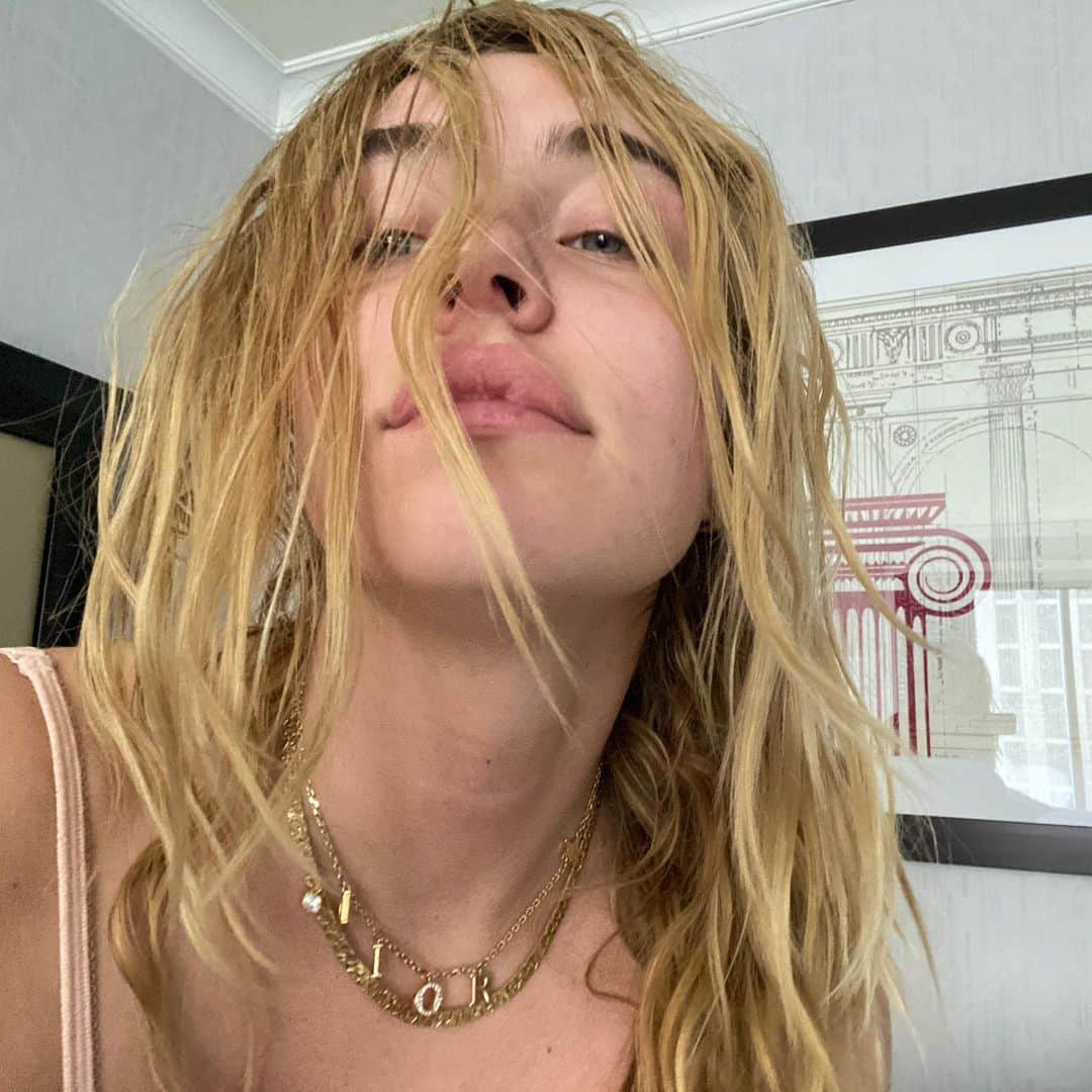 マティー・ノイズのインスタグラム：「messy girl 🤷🏼‍♀️」