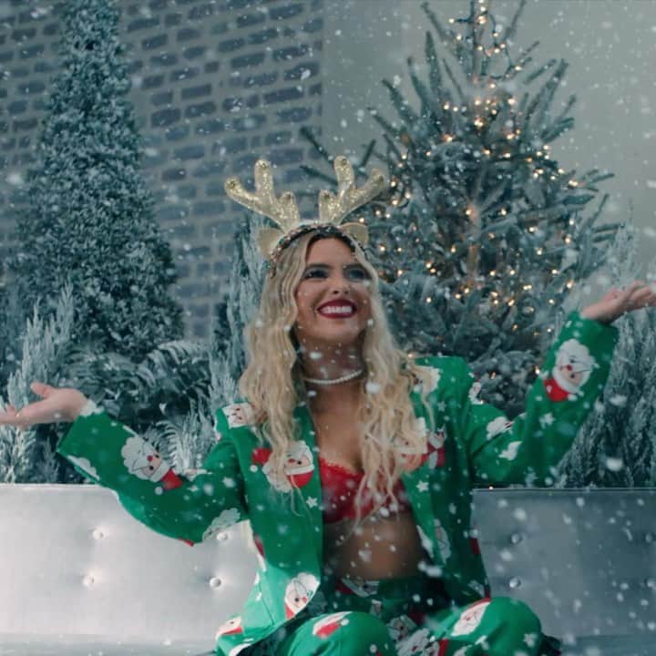 Leleponsのインスタグラム：「Just released a new holiday music video for Let It Snow (Navidad, Navidad, Navidad)!!! 🎄☃️ Watch now on @amazonmusic @amazonmusiclatin (link in bio)」