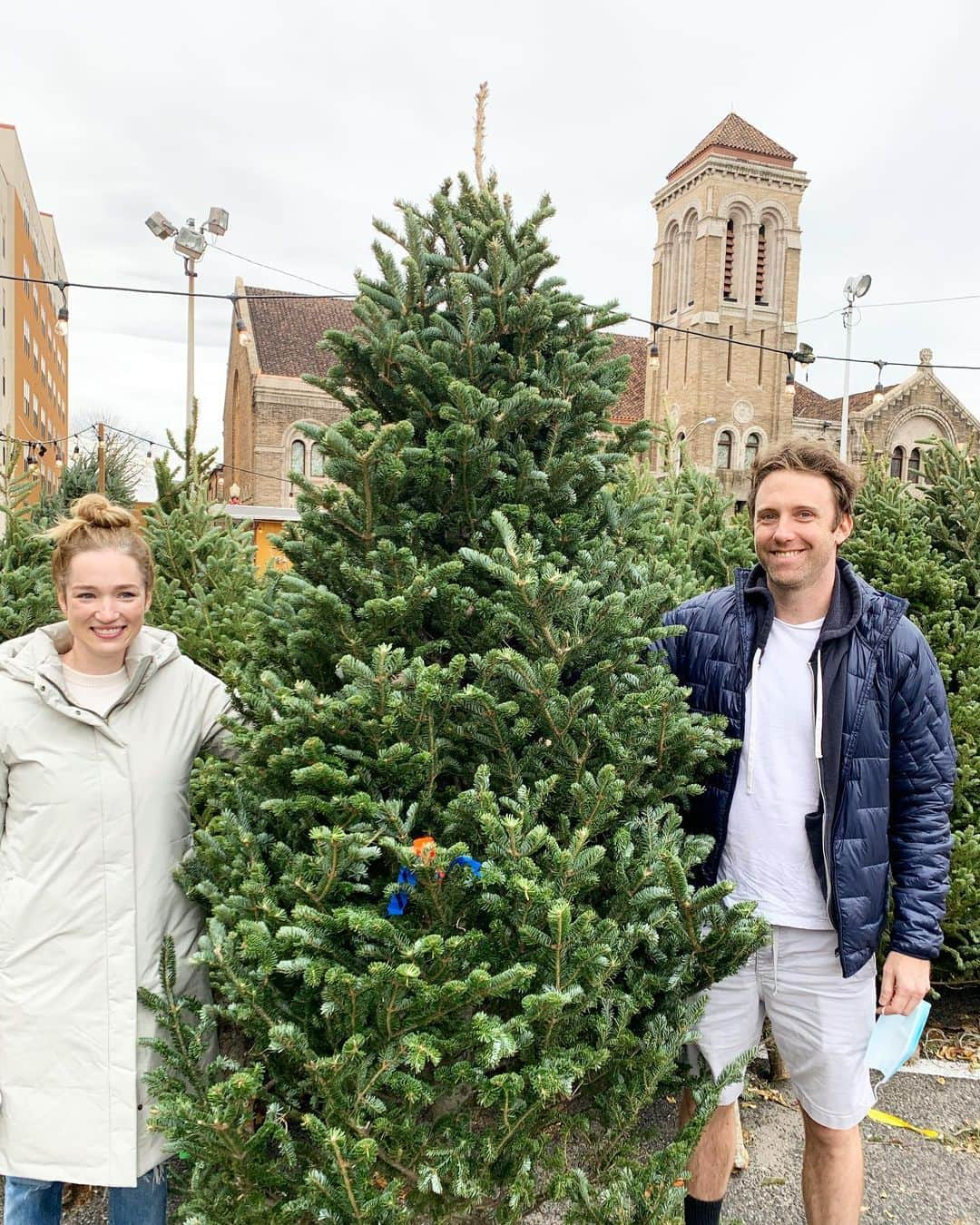 クリステン・コノリーのインスタグラム：「Thank you @montclairpack12 for our absolute stunner of a Christmas tree! 😍🎄 Please check them out for the freshest, prettiest trees in the Montclair/NYC area and support the Cub Scouts Pack 12! (Pics of her all dressed up certain to follow) #fraserfirsofinstagram #cubscouts #christmas」