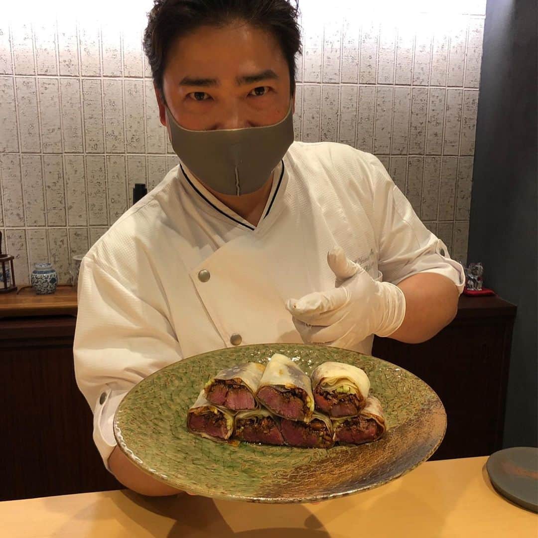西川史子さんのインスタグラム写真 - (西川史子Instagram)「銀座やまの辺へ。 最高のお料理でした！小島あいちゃんと。 実力のあるシェフが、空間を全部仕切っていて、明るくて楽しい雰囲気の中でお食事できました。 人柄が伝わる流石のお料理でしたよ。 また行きたいけど、 人気で次はいつ取れるか分かりませんね  #銀座#やまの辺#江戸中華 #春雨と唐墨 #なぜか甘えた顔を作るシェフ」12月5日 4時00分 - dr.ayako_nishikawa
