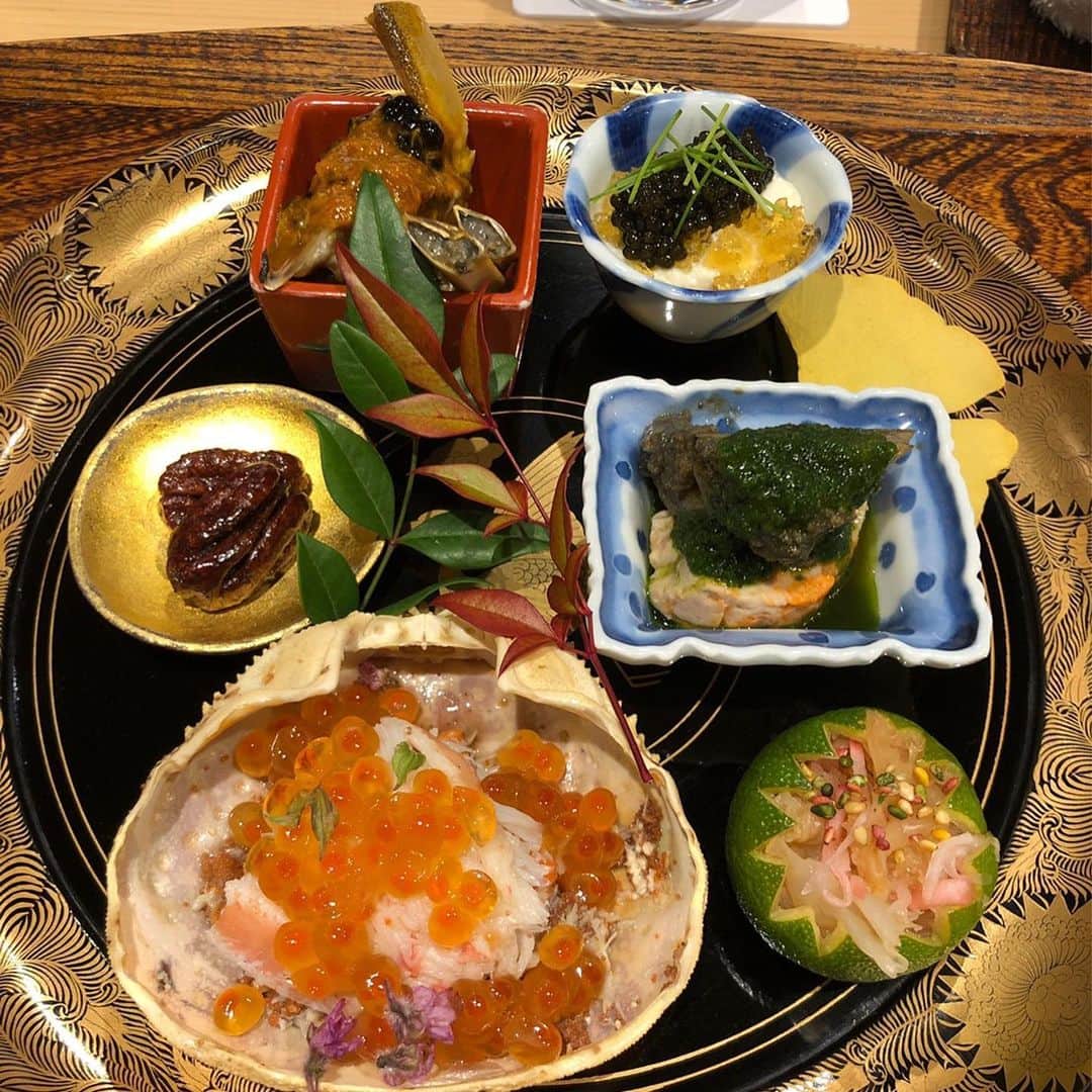 西川史子さんのインスタグラム写真 - (西川史子Instagram)「銀座やまの辺へ。 最高のお料理でした！小島あいちゃんと。 実力のあるシェフが、空間を全部仕切っていて、明るくて楽しい雰囲気の中でお食事できました。 人柄が伝わる流石のお料理でしたよ。 また行きたいけど、 人気で次はいつ取れるか分かりませんね  #銀座#やまの辺#江戸中華 #春雨と唐墨 #なぜか甘えた顔を作るシェフ」12月5日 4時00分 - dr.ayako_nishikawa
