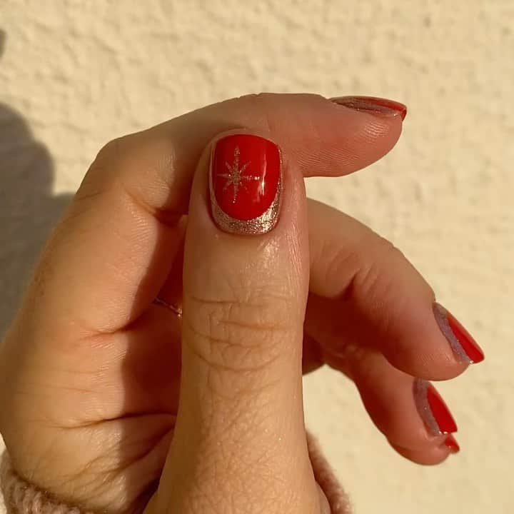 Soniaのインスタグラム：「Holiday 𝓰𝓵𝓪𝓶✨ I used @sinfulcolors_official Sinful Shine Collection in the glossy, shimmering shade, Spice and the fast-drying Quick Bliss Collection in Cherry Chaser to create a classic holiday look with extra sparkle. Look at Spice in the sunlight😍 - #sinfulcolorspartner」