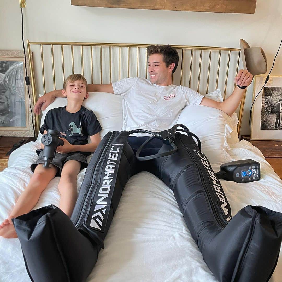 フランシスコ･ラチョースキーのインスタグラム：「Cold and rainy Friday 🤔 Recovery time!!! @hyperice」