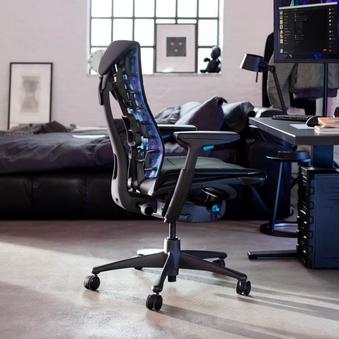 Herman Miller （ハーマンミラー）さんのインスタグラム写真 - (Herman Miller （ハーマンミラー）Instagram)「Need to wow a gamer in your life? Get one of our coveted gaming chairs, a 3-in-1 gift of ergonomic support, advanced airflow, and sleek design. Shop now to make sure your gift arrives in time for the holidays. And as a festive treat, enjoy free shipping on us. #hmgaming @logitechg」12月5日 4時15分 - hermanmiller