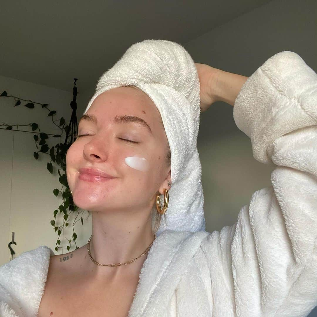 Maddi Braggさんのインスタグラム写真 - (Maddi BraggInstagram)「GIVEAWAY ✨ I’m partnering with my fav skincare brand to bring you glowing skin for the holidays ☃️  one lucky winner will receive the Let it Glow Set from @belifusa (sold @ultabeauty) ⁃1 full size true cream moisturizing bomb  ⁃Aqua bomb jelly cleanser ⁃Witch hazel herbal extract toner ⁃Moisturizing Eye Bomb  Rules on how to enter below!  1. Like this post 2. Follow @belifusa and me @maddibragg 3. Tag a friend in the comments   *Extra entries if you share on your story* Each comment counts as an entry. You may comment more than once with different friends for multiple entries. No tagging brands, company accounts, celebrity/athlete accounts as those entries will void all your valid entries. Winners will be selected on 12/11 at 10AM PST . Open to US only. #belifbff」12月5日 4時07分 - maddibragg