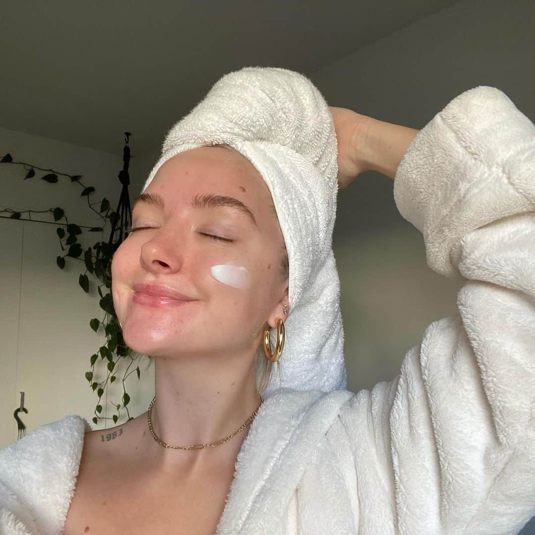 Maddi Braggのインスタグラム：「GIVEAWAY ✨ I’m partnering with my fav skincare brand to bring you glowing skin for the holidays ☃️  one lucky winner will receive the Let it Glow Set from @belifusa (sold @ultabeauty) ⁃1 full size true cream moisturizing bomb  ⁃Aqua bomb jelly cleanser ⁃Witch hazel herbal extract toner ⁃Moisturizing Eye Bomb  Rules on how to enter below!  1. Like this post 2. Follow @belifusa and me @maddibragg 3. Tag a friend in the comments   *Extra entries if you share on your story* Each comment counts as an entry. You may comment more than once with different friends for multiple entries. No tagging brands, company accounts, celebrity/athlete accounts as those entries will void all your valid entries. Winners will be selected on 12/11 at 10AM PST . Open to US only. #belifbff」