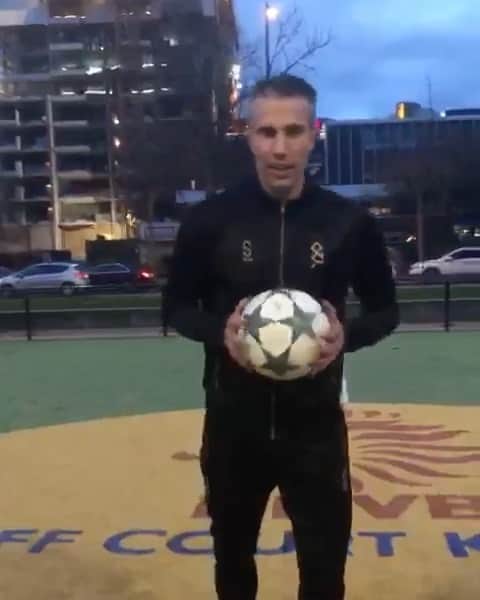 ロビン・ファン・ペルシのインスタグラム：「Thanks for nominating me for the #DM10Challenge @rafaelvdvaart   13 it is ⚽️! I challenge @stevenberghuis & @shaqueelvanpersie to beat my score 👊  To all of you: juggle the ball in Maradona’s dropkick style, one touch, at least 5 metres high. Post your video using #DM10Challenge and let's honour one of the greats ❤️」