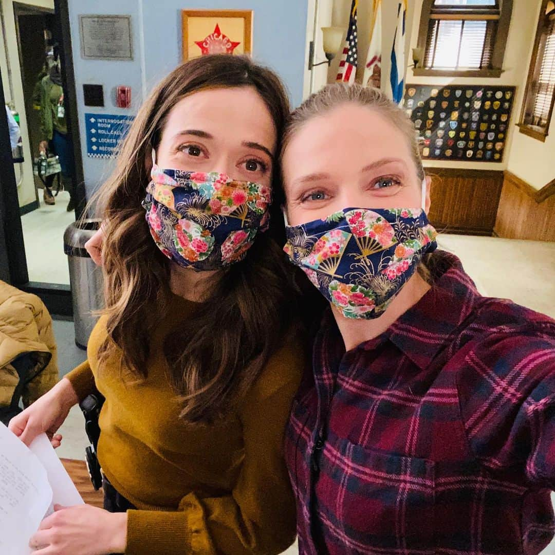 マリーナ・スコーシアーティさんのインスタグラム写真 - (マリーナ・スコーシアーティInstagram)「When you show up to work in the same mask. 😳 😷 @maskgarden #twinning #wereadorable #masking #maskup #floralgarden」12月5日 4時08分 - marinasqu