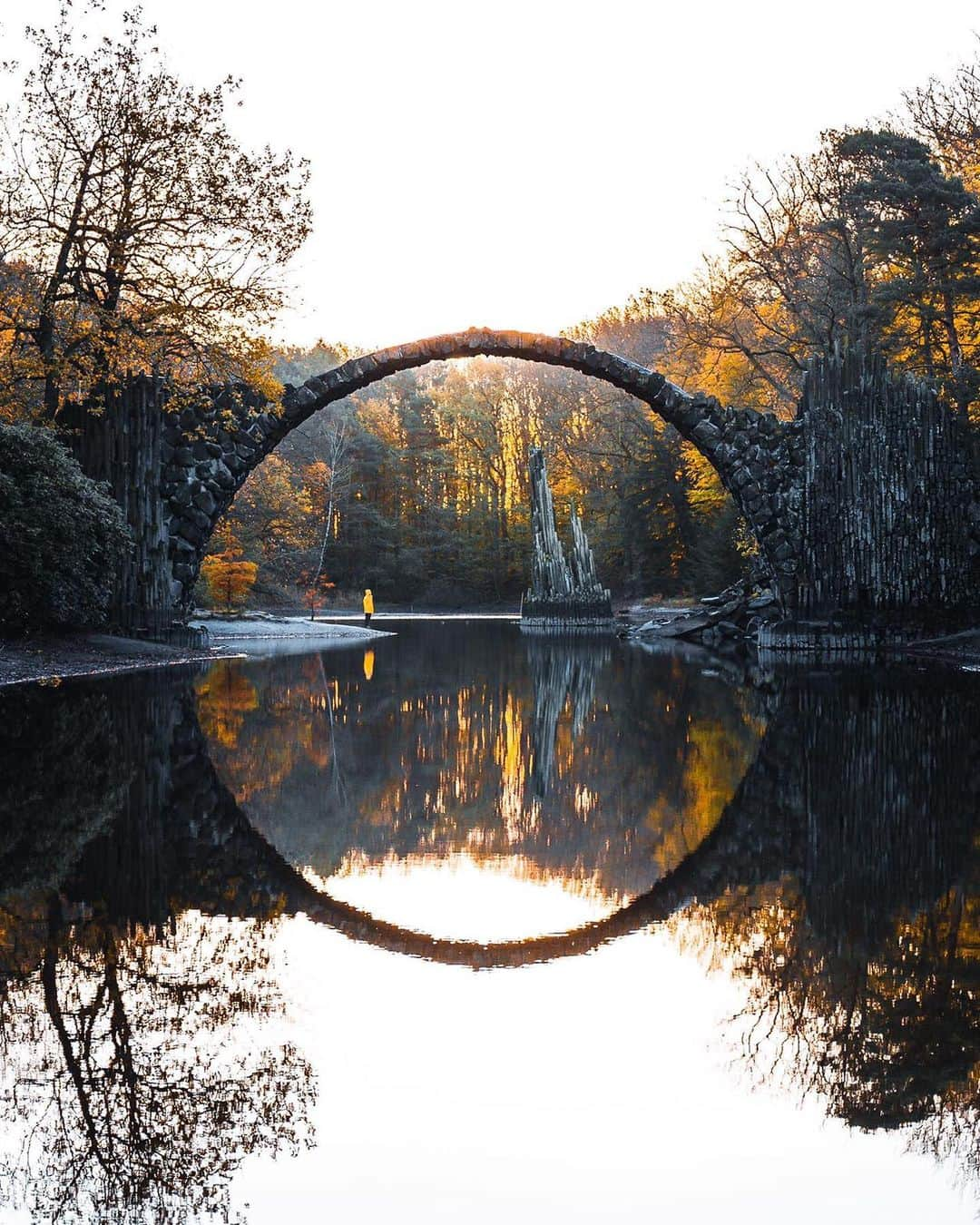 Canon Photographyさんのインスタグラム写真 - (Canon PhotographyInstagram)「The portal into another world 😍 One of the most stunning bridges in Germany. Rate this place from 1-10 🙏 Photo by: @tom_juenemann Curated by @ianharper  #travel #germany #canon_photos #bridge #autumn」12月5日 4時22分 - cpcollectives