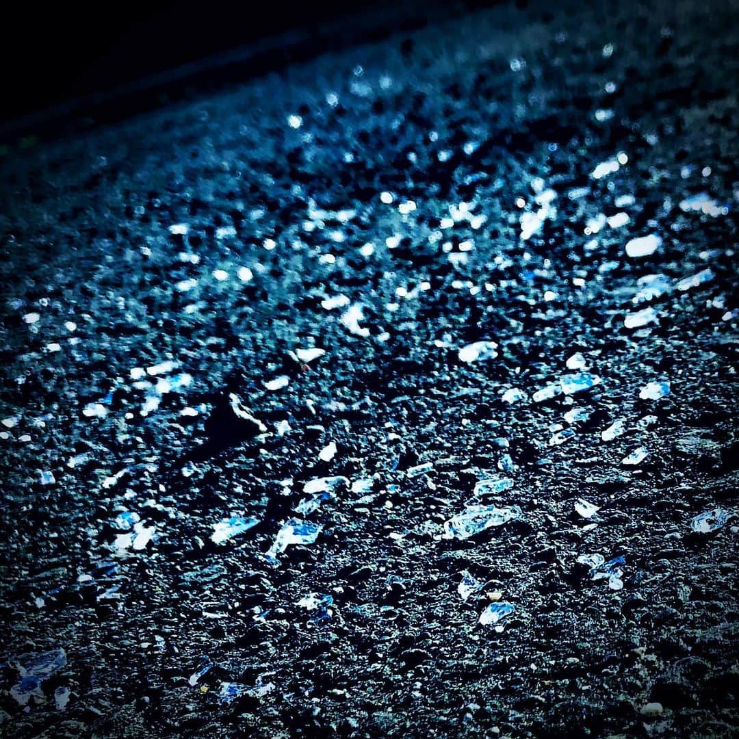 江田由紀浩のインスタグラム：「粉々に砕けるのは哀しいし、しょうがない。 #ガラス #硝子」