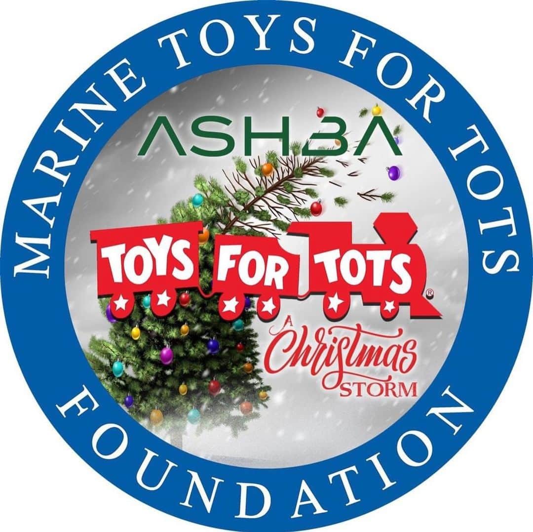 DJアシュバさんのインスタグラム写真 - (DJアシュバInstagram)「21 days til CHRISTMAS 🎄 click the #linkinbio to donate to Toys for Tots and make a difference this holiday! Every kid deserves a present and YOU can help make that happen 🎁 50% of proceeds from A Christmas Storm merch will also be donated to the cause. So keep listening and keep donating to A CHRISTMAS STORM ❄️」12月5日 4時19分 - ashba