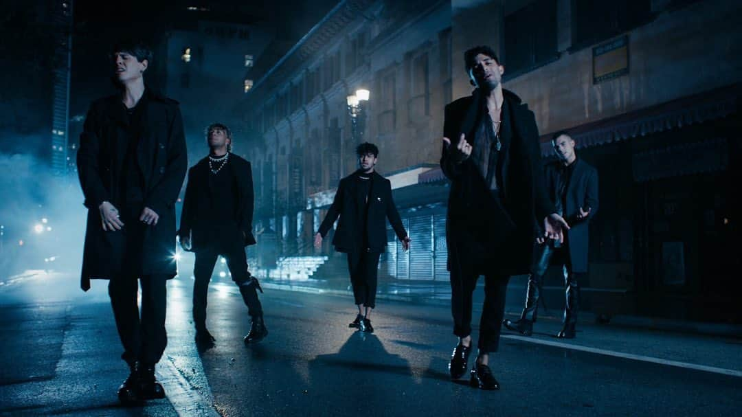 Vevoさんのインスタグラム写真 - (VevoInstagram)「This remake is giving us chills 🥶 Watch @CNCOmusic take @enriqueiglesias' "Hero" to the rainy streets ❤️ ⠀⠀⠀⠀⠀⠀⠀⠀⠀ ▶️[Link in bio]#cnco #enriqueiglesias #hero」12月5日 4時20分 - vevo