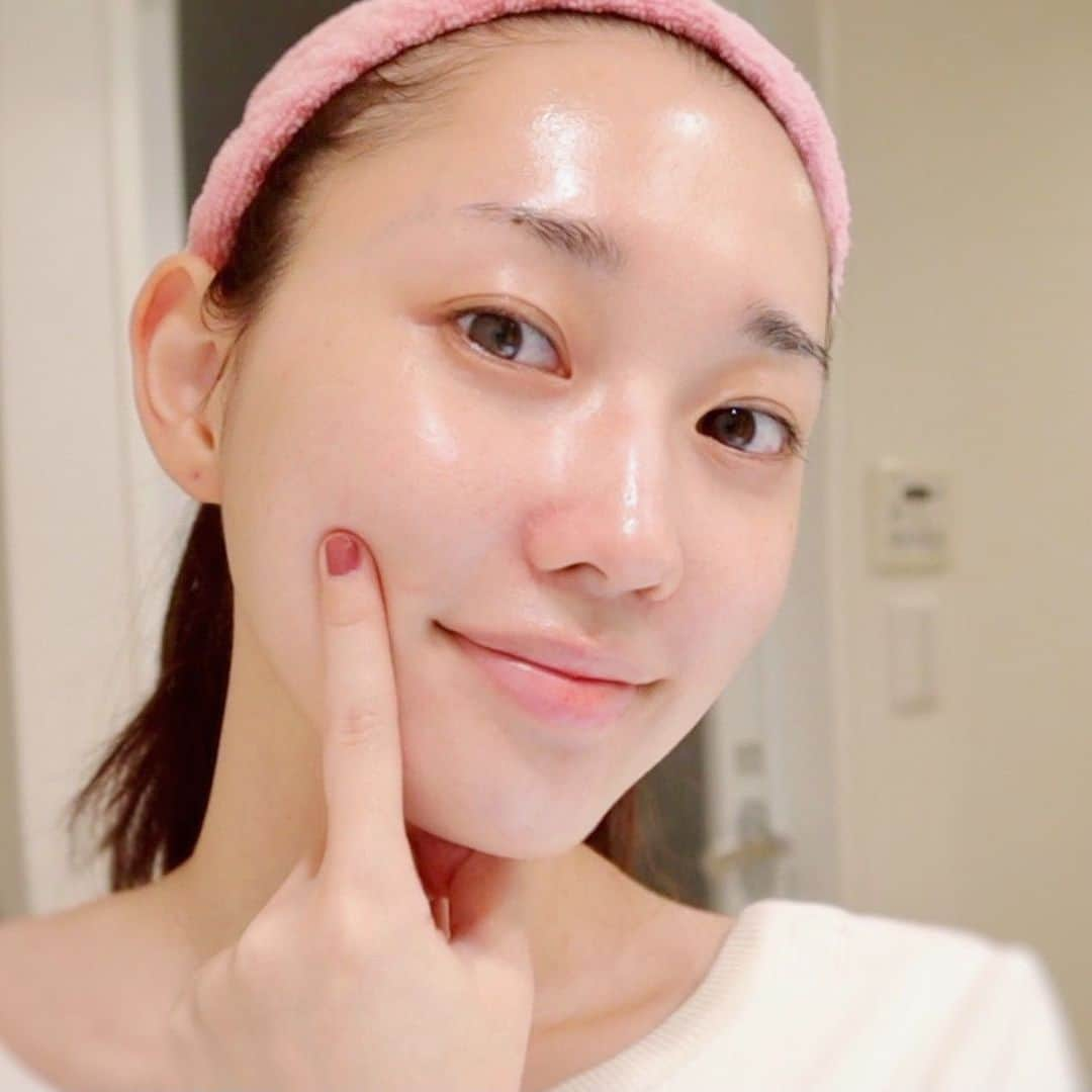 梶恵理子さんのインスタグラム写真 - (梶恵理子Instagram)「本日21時〜❤️ "肌が綺麗になった！"と褒められる 最近の夜スキンケア🌙を動画で紹介します！  ほんまに、ほんまに 肌が綺麗になったって言われる頻度高くなったし 自分でもそう実感してるアイテムたちだから 是非みてほしいです🙋🏻‍♀️🙋🏻‍♀️🙋🏻‍♀️  写真は動画のサムネ用に撮った 無加工の今の肌です😚 ツヤ、透明感、ハリ感、毛穴ケア めっちゃマメにやってるんで 少しでも参考になれば嬉しい〜！  #スキンケア#美肌ケア#汚肌から美肌に」12月5日 15時27分 - kajierimakeup