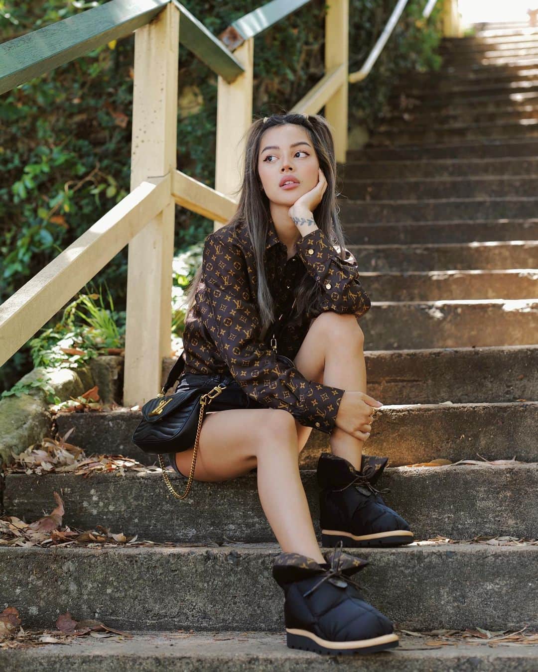 リリーマイマックのインスタグラム：「Head to toe @louisvuitton  Straight off the runway-  the new Pillow Comfort Ankle boot」