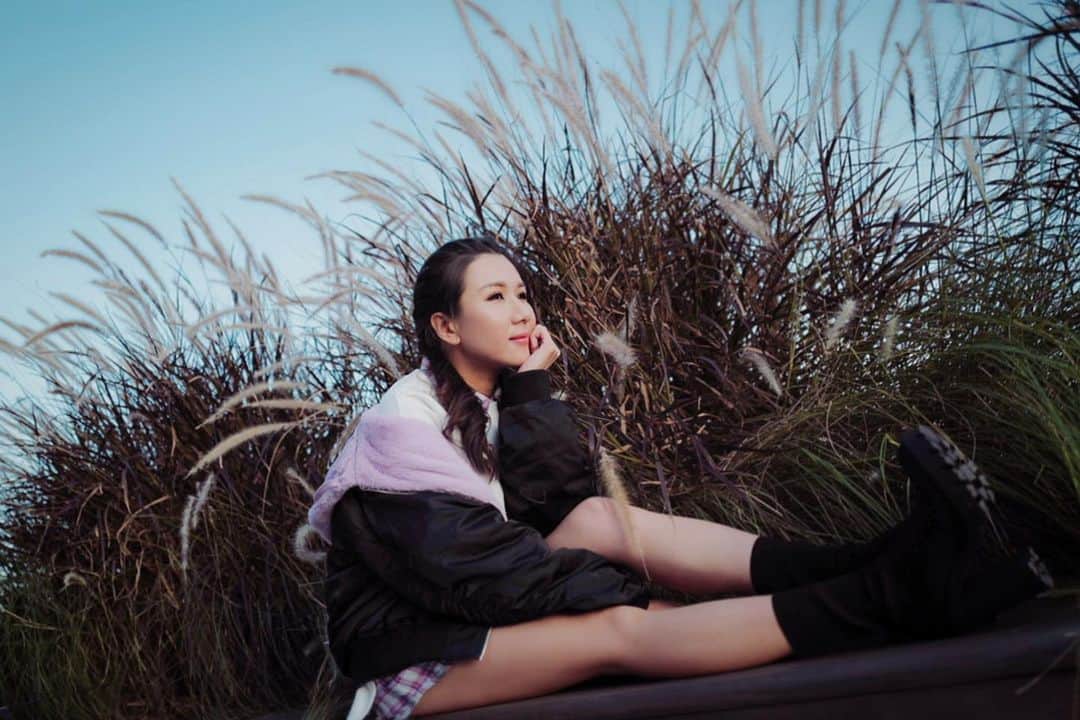 Chloe Yuenのインスタグラム：「Just sit and stare... 👀  #relaxyourmind#thinkoutofthebox  #winteriscoming#staywarminstyle#hkig#photoeverydaychallenge」