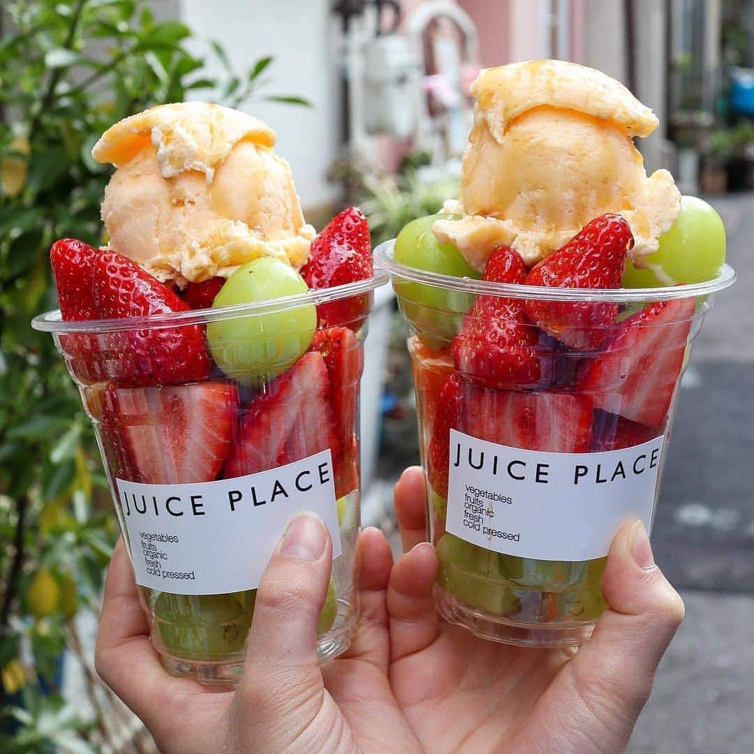 4meee!さんのインスタグラム写真 - (4meee!Instagram)「＼フルーツと濃厚手作りアイス！／﻿ ﻿ 大阪、中崎町にある juice placeさん𐂐✧﻿ .﻿ カップにはフルーツがたっぷりと入って、アイスを追加トッピングもできちゃう♡﻿ ﻿ 季節のフルーツを使っているので、みずみずしくてジューシーなフルーツを、思う存分楽しめます！﻿ ﻿ ﻿ ■#4meee_cafe﻿ 📍大阪府大阪市北区中崎西１-９-１８ ミルキーハイツ １F﻿ 🕛13:00から終了次第﻿ ﻿ ﻿ Thankyou🎀﻿ ﻿ @manakanasou ﻿﻿ 流行りのアイテでムやスポットには　@4meee_com をタグ付けして投稿してください🎀﻿﻿ .﻿ #4MEEE#フォーミー#アラサー女子#女子力向上委員会﻿﻿﻿ #大阪カフェ#中崎町カフェ#梅田カフェ#ジュースプレイス#カフェ#カフェ好き#カフェ部#カフェ巡り#カフェ好きな人と繋がりたい#苺スイーツ#いちごスイーツ#大阪カフェ巡り#cafe#juiceplace#osakacafe」12月5日 13時54分 - 4meee_com