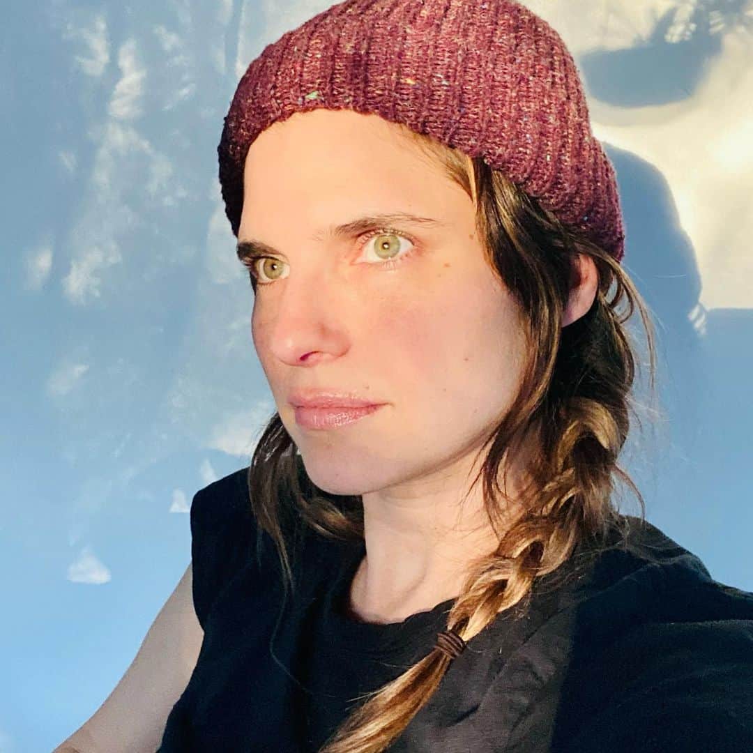 レイク・ベルのインスタグラム：「The ol’ “light’s good better snap it woolly hat” shot. #posttherapy #hairwashday」