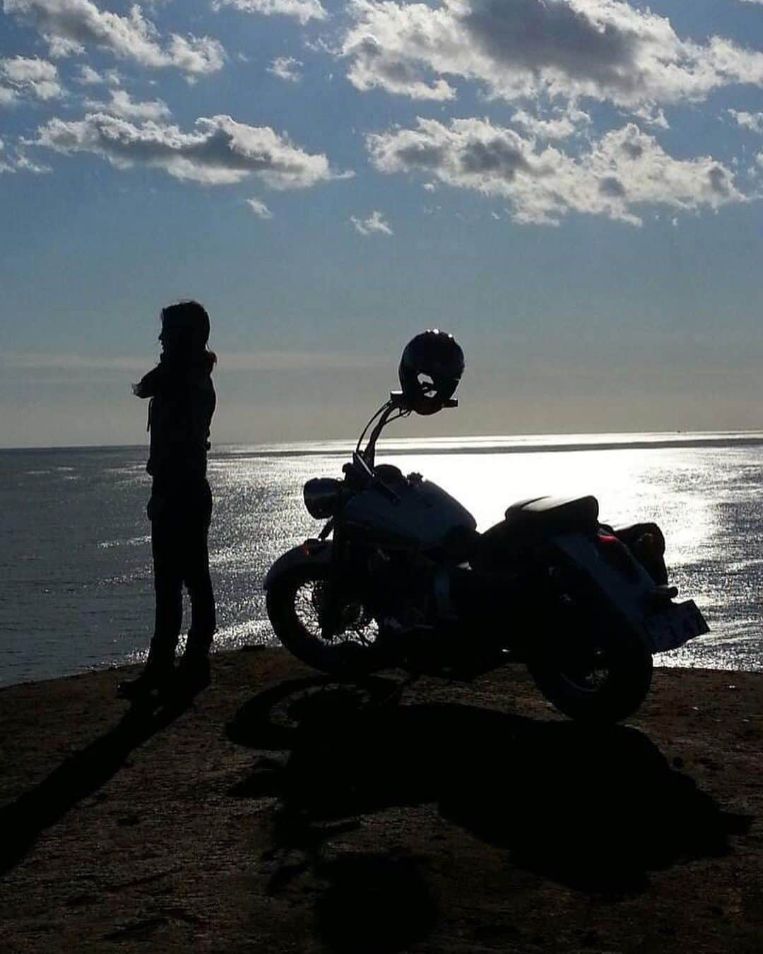 祥子さんのインスタグラム写真 - (祥子Instagram)「なつかシリーズ🏍  寒くなるとなぜか思い出す🌊  お元気ですか わたしは元気です。  #思い出 #懐かしい #お元気ですか #bike #touring #思い出すだけで幸せ #感謝 #ありがとう #thankyou」12月5日 13時57分 - sho_ko.0413