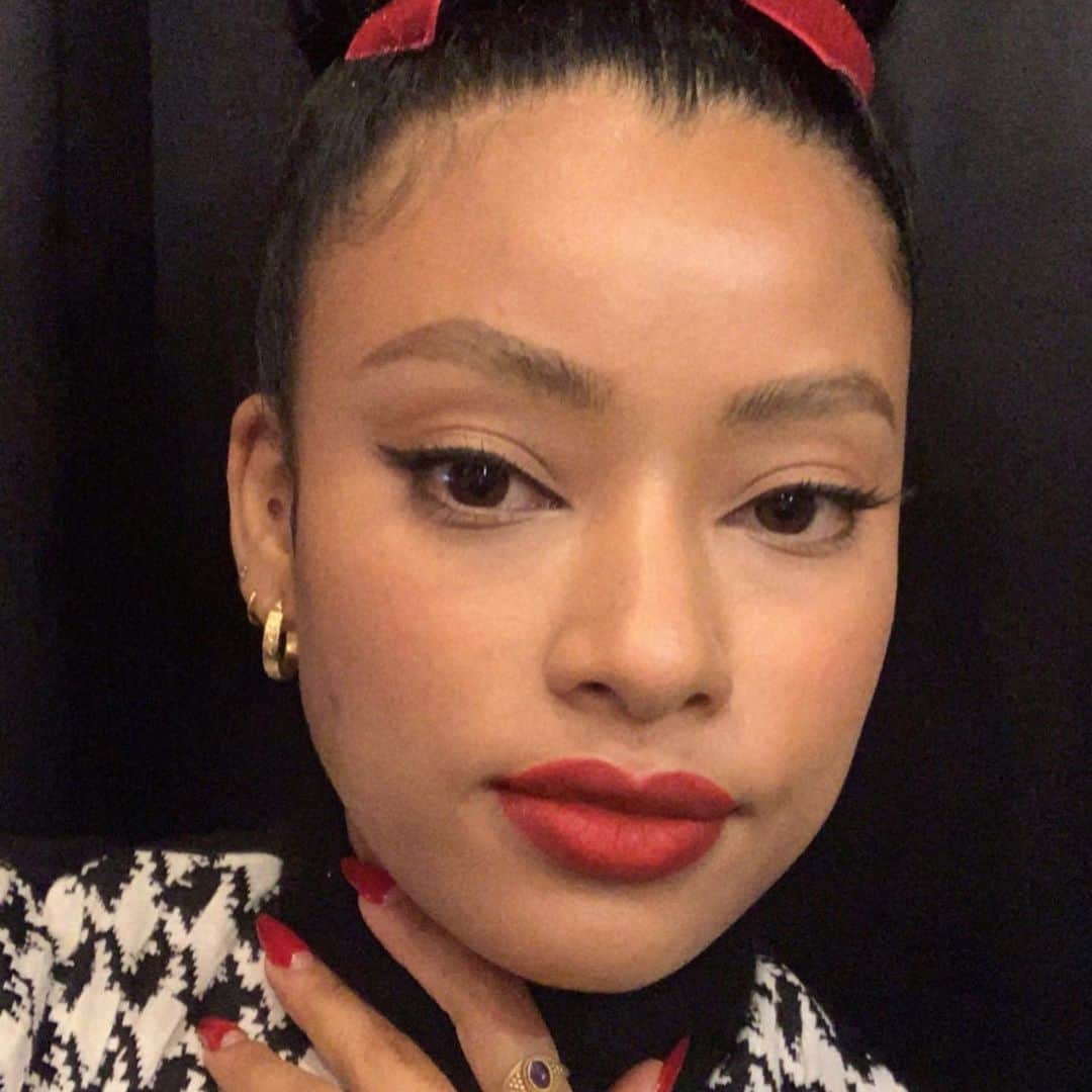 ティファニー・キャデラックのインスタグラム：「. Love how much some lipstick, powder and paint can do💄🪐✨  #CosmicWeapon #MakeupIsFromTheCosmos #CosmeticsAreFromTheCosmos #GoddessEnergy #EmpressAttitude #EumelaninWombman #EumelaninPoppin #Starborn #CreationOfDarkness #WidowsPeakOnFleek」