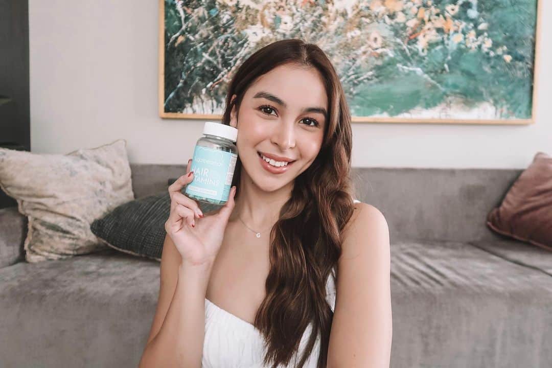 ジュリア バレットのインスタグラム：「Hi! Just want to share a quick story. All my life I’ve struggled with fine, thin hair. It was three years ago that I was looking for vitamins to support the shampoo brand that has helped with my hair struggles. My hair colorist recommended @sugarbearhair vitamins. And since then it has been my go to hair vitamins. As a true loyal user of the brand for years now- I am so excited for this collaboration. It has been so helpful in keeping my hair healthy, thicker and fuller.  #sugarbearhair #ad」