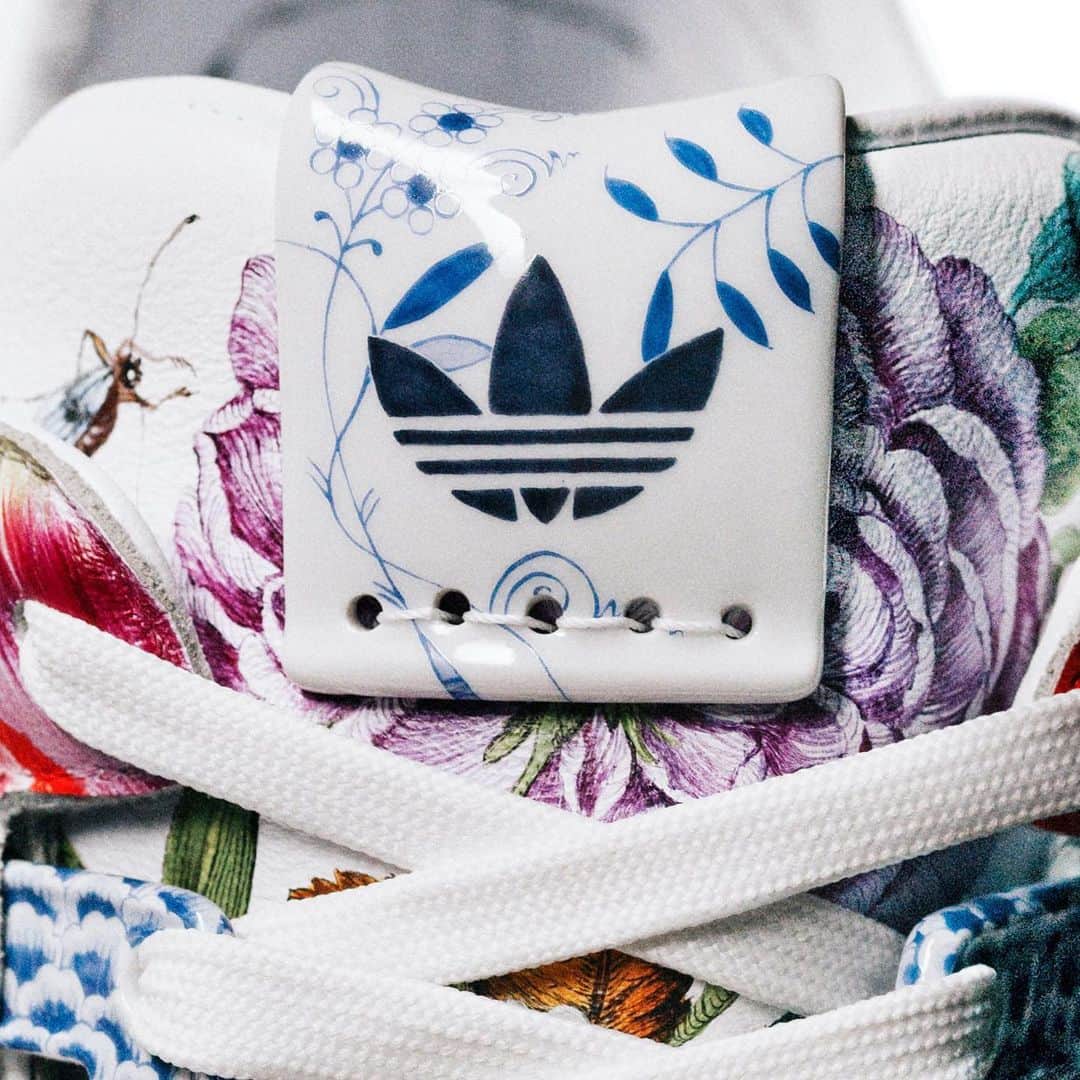 HYPEBEASTさんのインスタグラム写真 - (HYPEBEASTInstagram)「@hypebeastart: @meissen_porcelain has teamed up with @adidasoriginals to give its ZX8000 a one-of-a-kind makeover. Aptly dubbed the Meissen x adidas Originals ZX8000 “Porcelain,” the piece takes on premium hand-painted leather with hand-made porcelain overlays that have been adorned with 15 of the 130 possible patterns that Meissen adds to its historic Krater Vase. @sothebys is set to auction the pair later on in December, and it has an estimated auction price of $1 USD to $1,000,000 USD, with proceeds benefiting the @brooklynmuseum.⁠⠀ Photo: Sotheby‘s」12月5日 14時02分 - hypebeast