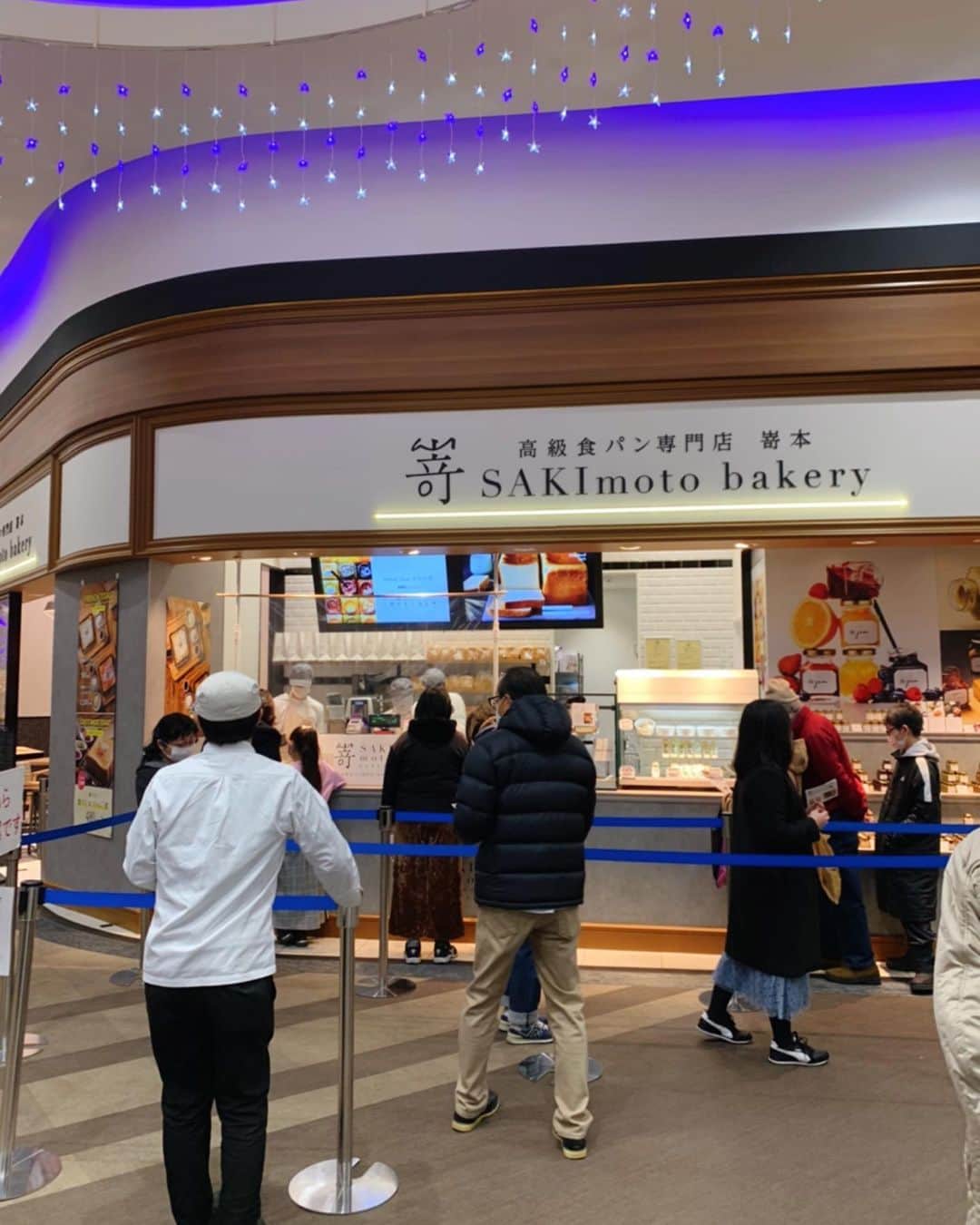 Sayaka.Mさんのインスタグラム写真 - (Sayaka.MInstagram)「. #sakimotobakery . . 本日は、発寒イオンのレストラン街にOPENした#嵜本 の新店に行って来ました。 . 嵜本と言えば#高級食パン ですが、今回の発寒イオンの特色は#フルーツサンド がある所 しかも350円〜という、フルーツサンドの価格帯としてはリーズナブルなのが嬉しい所😌💕 . 個人的に#フレンチトースト 好き 丸いカップに入っているのが、フレンチトーストでナッツとよく合う🙌✨ . 帰りには2階のユニクロで買い物 発寒イオンには無印良品、ユニクロが入ってるからいろんな用事が一気に済ませられるのがいい👍 . カフェスペースで、買い物後ゆっくりも出来ます . 食パンは予約もできるし、予約しなくても店頭で買えるから、煩わしい予約手続きを必ずしなければ購入できない訳ではないので楽💗 . #高級食パン専門店 嵜本 #イオン札幌発寒 店 北海道札幌市西区発寒8条12-1  https://tabelog.com/hokkaido/A0101/A010204/1066337/ . =============== 私の食べ歩きの記録は Gourmet food information 제 외식기록 ↓↓↓ #sayaka動画 =============== . #札幌ママ #札幌グルメ #札幌スイーツ #札幌スイーツ巡り #札幌スイーツ部 #札幌カフェ #発寒イオン #発寒 #イオン #aeon #パン #札幌パン屋 #札幌パン屋さん巡り #札幌ランチ #札幌ママ子連れ #札幌子連れ #札幌子連れランチ #札幌新店 #北海道ママ #サンドイッチ #サンドウィッチ」12月5日 14時09分 - insta.sayaka