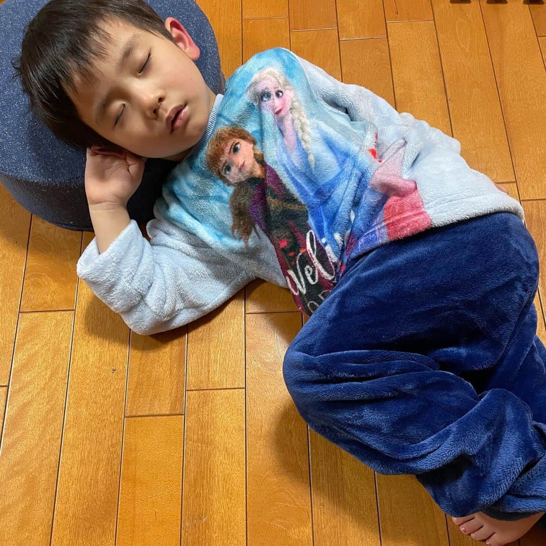 小林拓一郎さんのインスタグラム写真 - (小林拓一郎Instagram)「寝たフリしてんのかと思ったら、ガチで寝とったw  #アナ雪のパジャマ #足にはペディキュア」12月5日 14時04分 - kobataku33