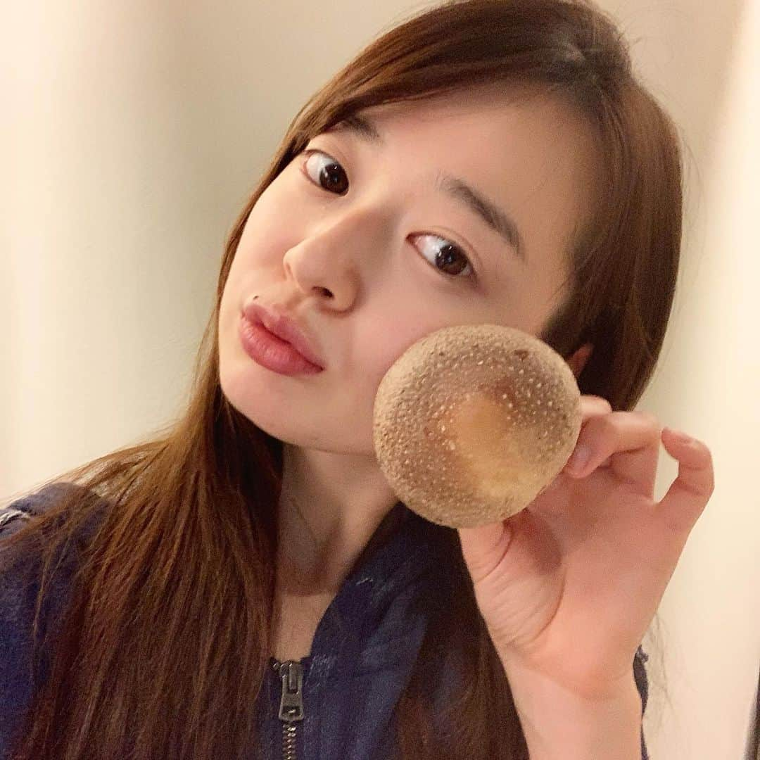 中城あすかさんのインスタグラム写真 - (中城あすかInstagram)「毎年恒例の椎茸栽培🍄 . 今年は始める時期もう少し遅くても良かったかも！ 11月もわりと暖かい日が続いたから成長遅かった。 今からの方が良さそうだったな🧐 . 大きな椎茸が出来たので満足です！ . #椎茸栽培 #椎茸 #しいたけ裁判 #お家でしいたけ栽培 #家庭農園」12月5日 14時04分 - asukanakajo