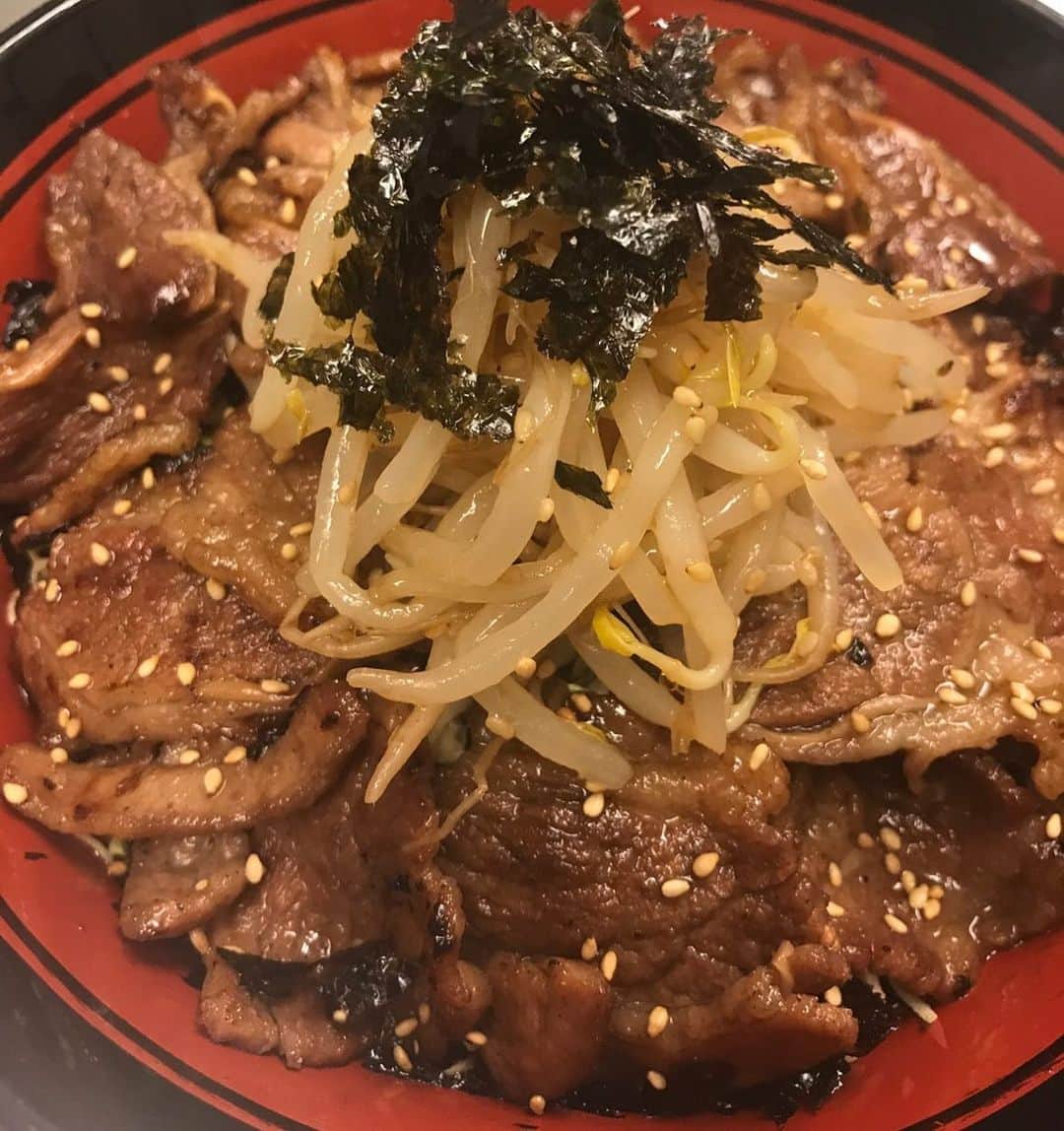 吉田秀彦のインスタグラム：「炭火焼肉丼  #牛めし家  #野方」