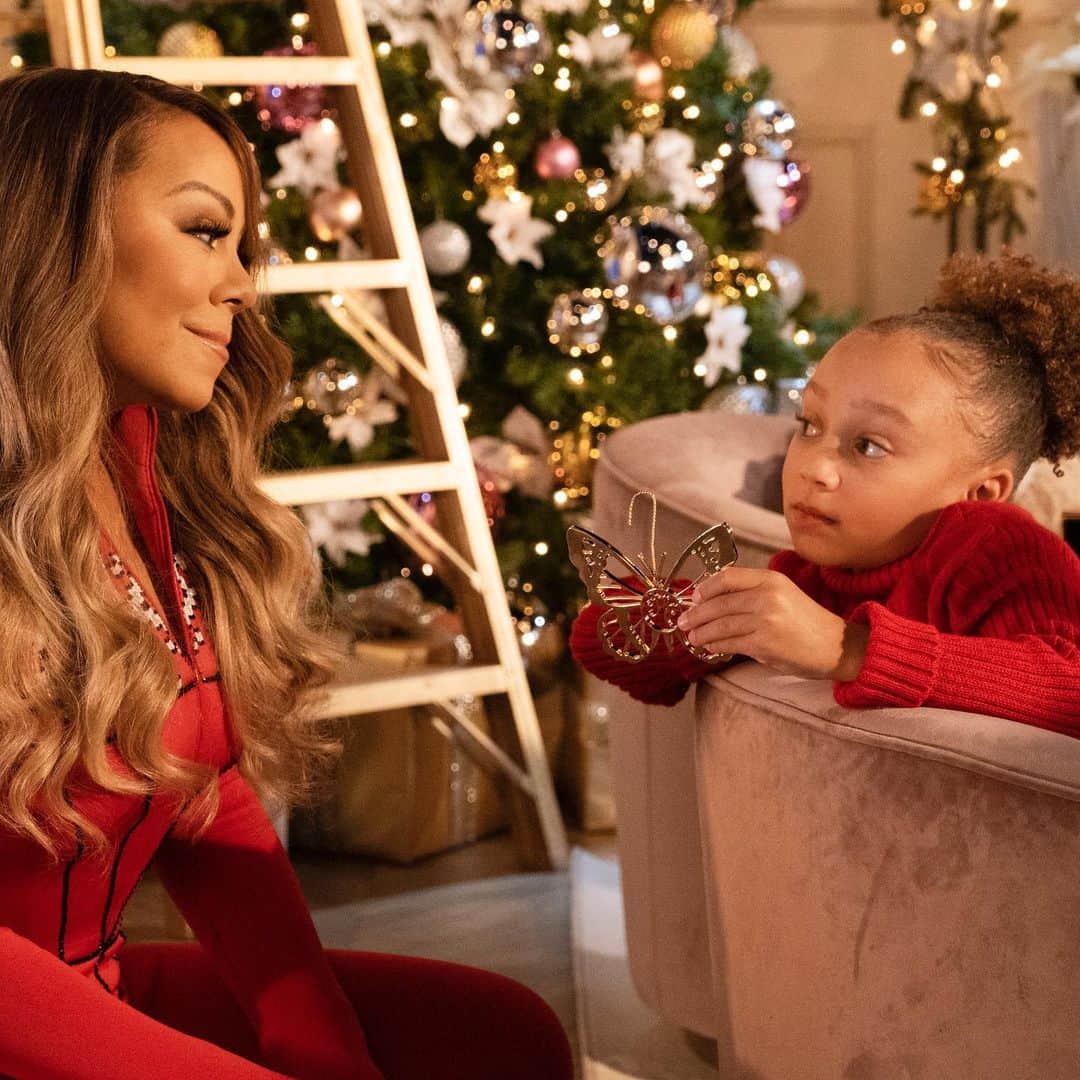 マライア・キャリーさんのインスタグラム写真 - (マライア・キャリーInstagram)「The first day o' festivities! 🥳 Thank you so much for enjoying #MariahsMagicalChristmas with us. You can watch it now on @appletv if you still haven't! ❤️🎄 ❤️🎄❤️🎄 The sleigh ride continues as we glide into Christmas! 🛷❄️☃️ Even through one of the bleakest years ever, we will never let go of the Christmas spirit. Stay healthy & stay safe!Love MC ❤️🎅🏽☃️」12月5日 14時16分 - mariahcarey