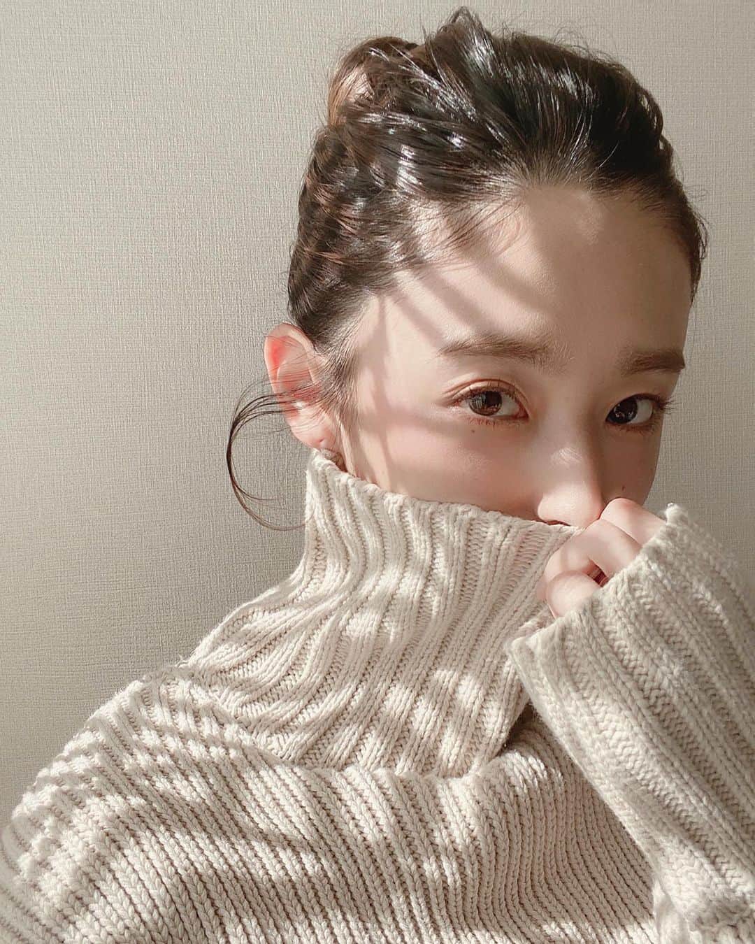 のインスタグラム：「🎂 36歳になっちゃった〜✌︎ . あっという間に時は流れますね。 今年は特にはやく感じたなぁ。 お誕生日は改めてまわりの人たちに感謝する日だな〜って毎年つくづく思います🌷 いつも皆さんありがとうございます(、._. )、 . 最近はスニーカーを片方無くしてしまったり、パーカーを前後ろ逆に着たまま気づかず半日過ごしていたりと本当に相変わらずで、友人にももうそんな事では驚きもされなくなった私ですが、、今日からはもうちょっと気をつけてがんばります。笑 . 36歳もおもいっきり楽しむねー🧡 . . #誕生日#わーい」