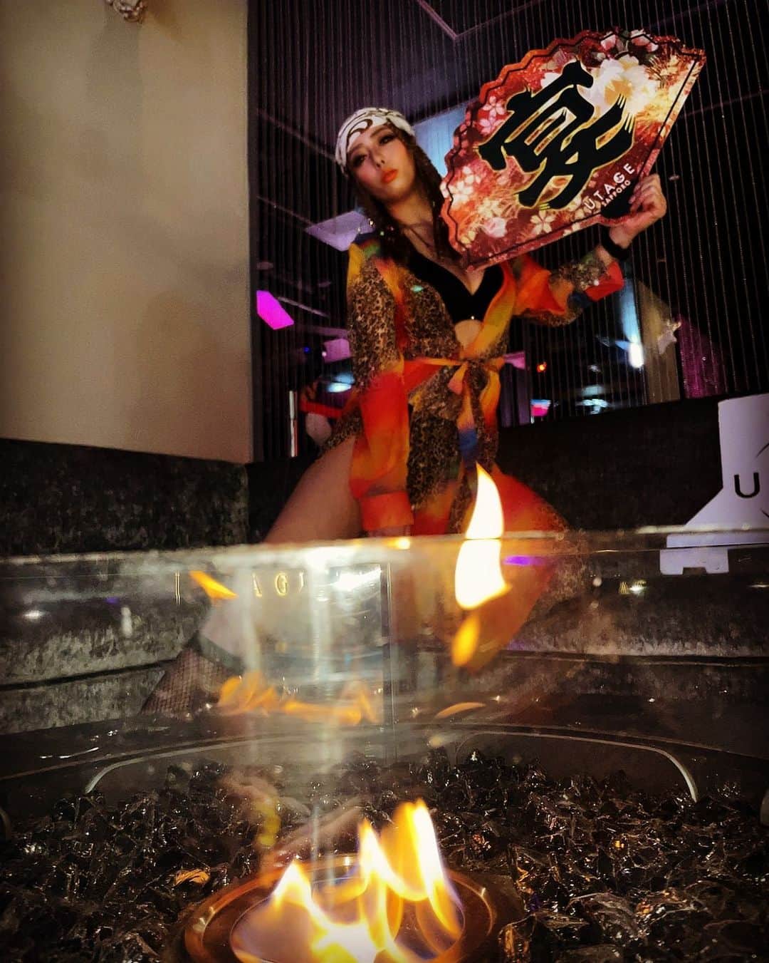 れなのインスタグラム：「UTAGE sapporoは暖炉があるんだよ〜🔥本物の火だから火傷しないように気をつけてネ🔥🔥🔥 . . . .  #UTAGEsapporo#UTAGEnagoya#YABAInagoya#アサヤバ#nagoya#gogodancer#ゴーゴーダンサー #dj #sexy #girl #club #drink #instagood #instalove #パリピ #パーティー #like #JAPAN #sexygirl #costume  #me」