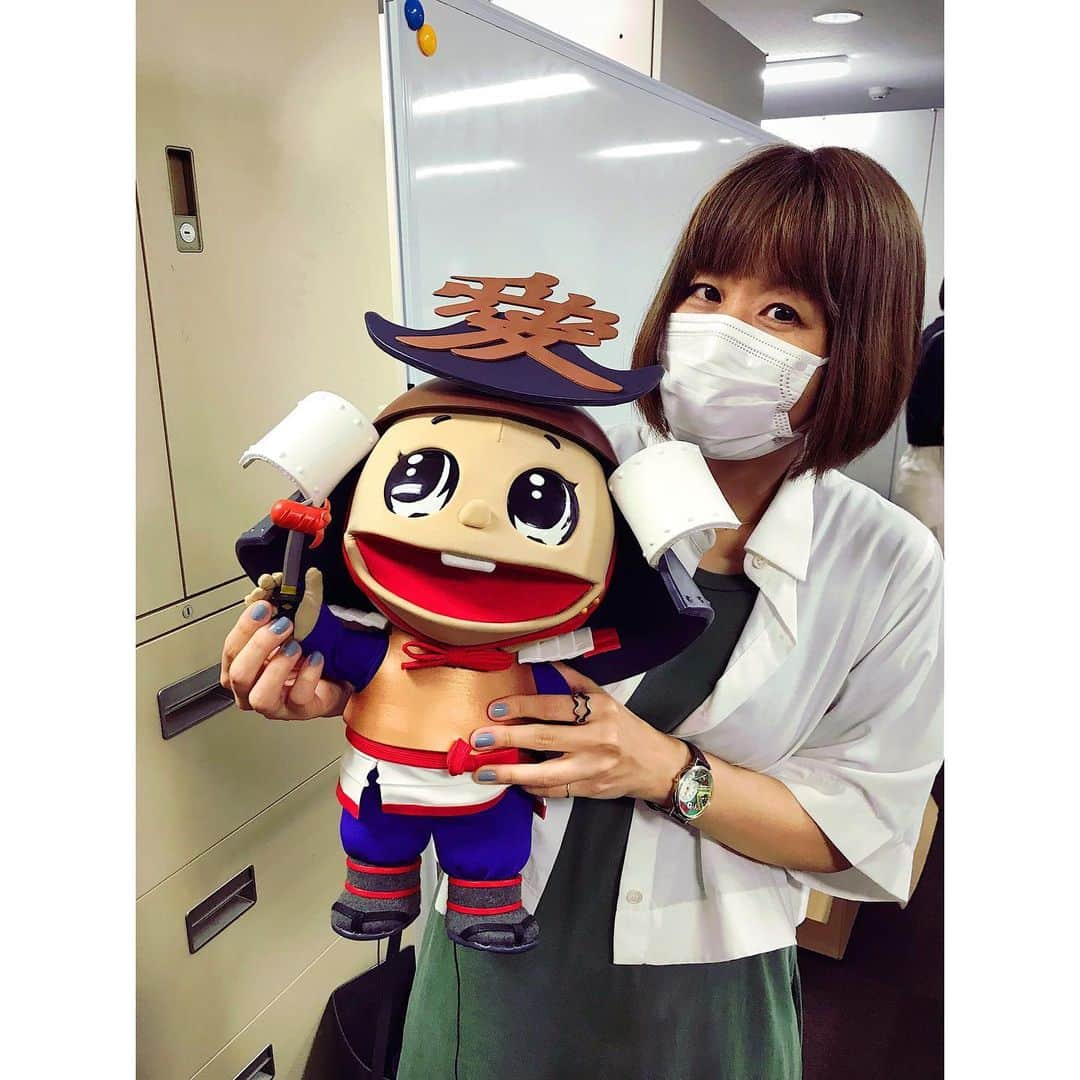 奥村愛子のインスタグラム：「* ニイルセン氏（@bignielsencool） がアップしていたので私も。 何月だっけ、まだ暑い時期の写真ですが…。 兼続くんと。  #ニイルセン  #戦国炒飯tv  #戦国鍋tv  #兼続くん」