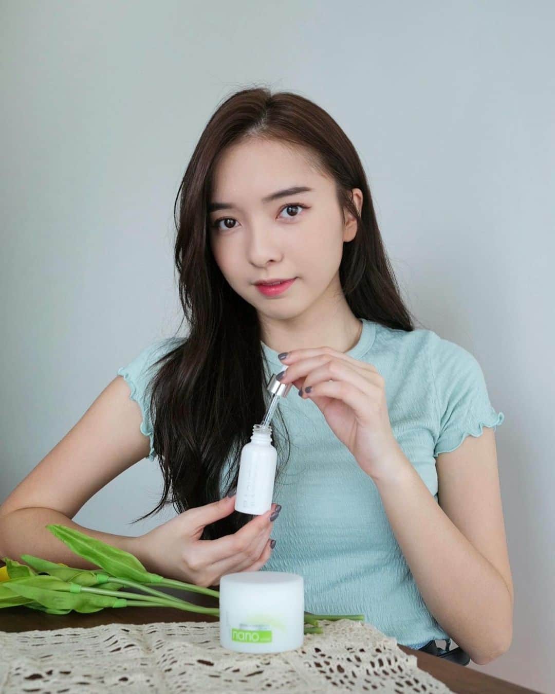 STEPHY YIWENのインスタグラム：「在這個漫長的2020  也已經剩一個月了 只想和大家說這段期間辛苦了💪🏼 經常宅在家也别忘了保養  小小的建议✨ 有痘疤和皮肤暗沉的姐妹 可以尝试在化妝水以後使用 Nanowhite Dark Spot Corrective Serum 可以改善痘疤和提亮皮膚 接着再來使用 Nanowhite Double Action Whitening Gel Cream 給皮膚滿滿的滋潤 睡醒皮膚就亮金金啦✨✨  還有還有！ 想要赢取女孩們的必備 Dyson 美发神器吗？ 简简单单的两个步骤： 只要在（ 4/12 - 3/1 ）這期间 到 Guardian 购买任何Nanowhite 产品 再把Receipt 並且填上以下資料  Guardian_Buy&Win <space> [Full name as per IC]<space>[IC.No]   传送至Whatapps +6018-3579078  將有機會贏取喔！  获奖的宝贝们记得tag我哦😝🍀  #Nanowhite #Darkspotcorrectiveserum #doubleactionwhiteninggelcream  @mynanowhite @guardianmy」