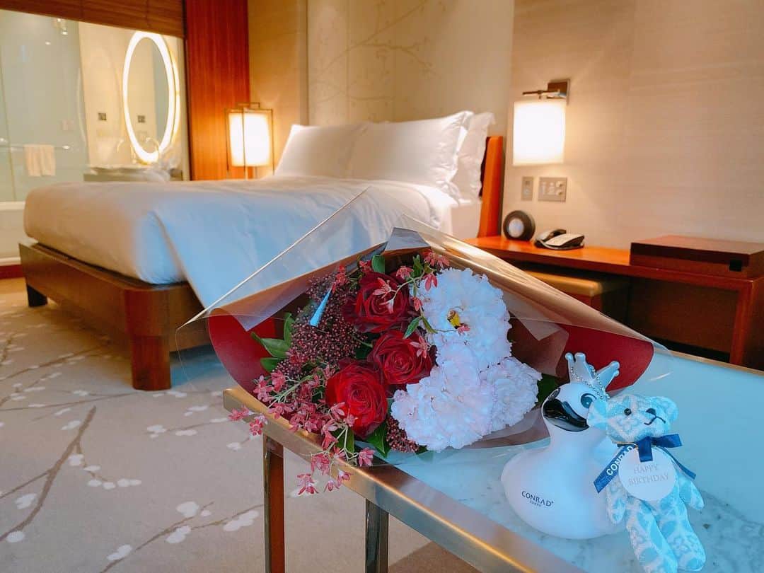 Kamada Sakurakoさんのインスタグラム写真 - (Kamada SakurakoInstagram)「📍#conradtokyo 💐  @conrad_tokyo   #birthday  #surprise  #大好きな空間  #sakutabii」12月5日 14時29分 - sakurako_mahaloha
