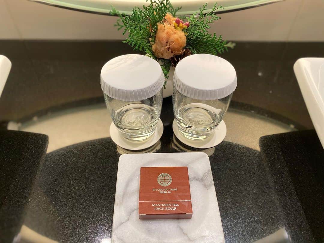 Kamada Sakurakoさんのインスタグラム写真 - (Kamada SakurakoInstagram)「📍#conradtokyo 💐  @conrad_tokyo   #birthday  #surprise  #大好きな空間  #sakutabii」12月5日 14時29分 - sakurako_mahaloha