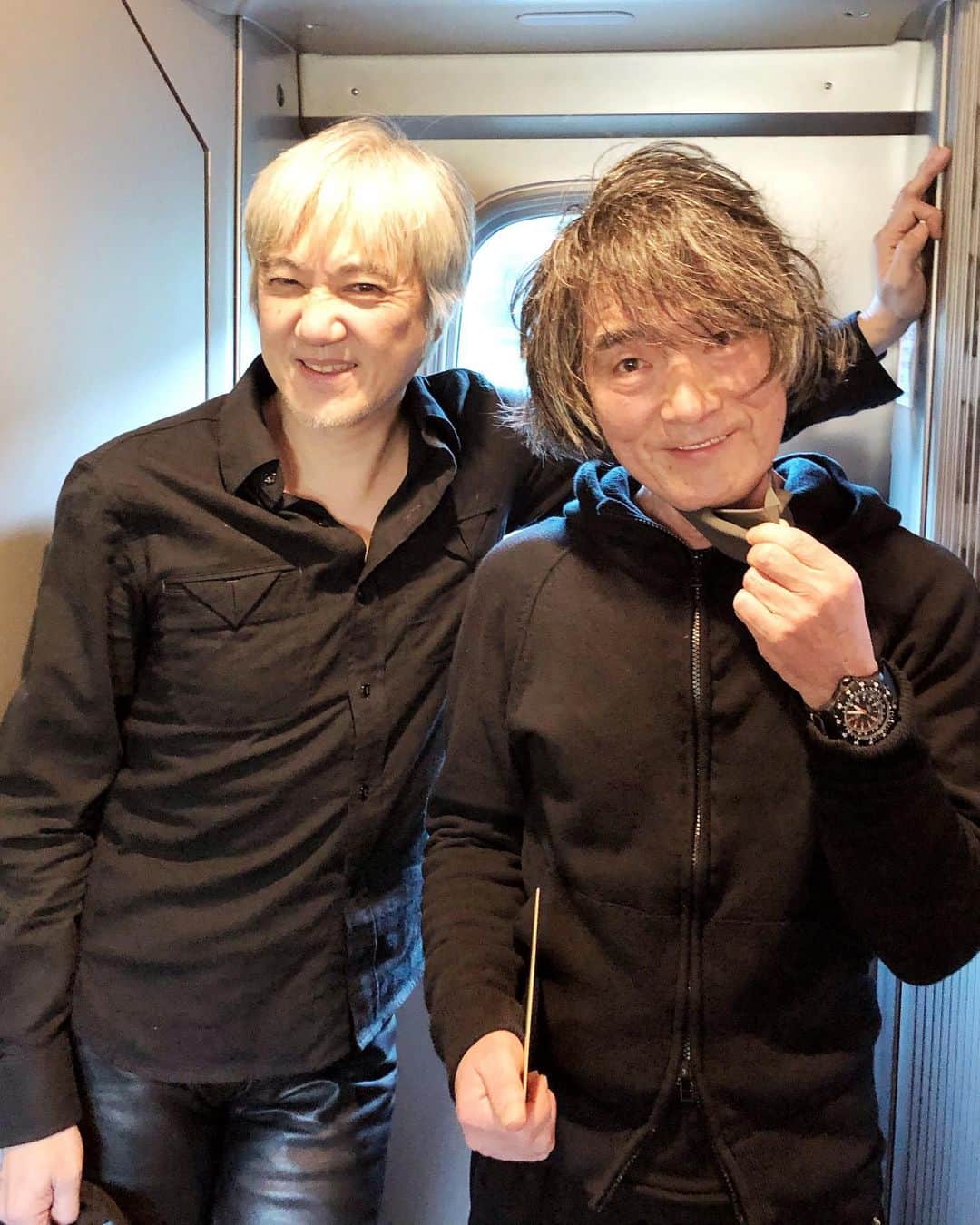 イマイアキノブのインスタグラム：「೯ 新幹線 同じ車両でバッタリ 原マスミさん 原さんは今夜 名古屋 K•Dハポンにてライブ  『七つの海  六つの大陸』 岩村吉純・原マスミ弾き語り音楽会  #原マスミ  #イマイアキノブ #imaiakinobu」