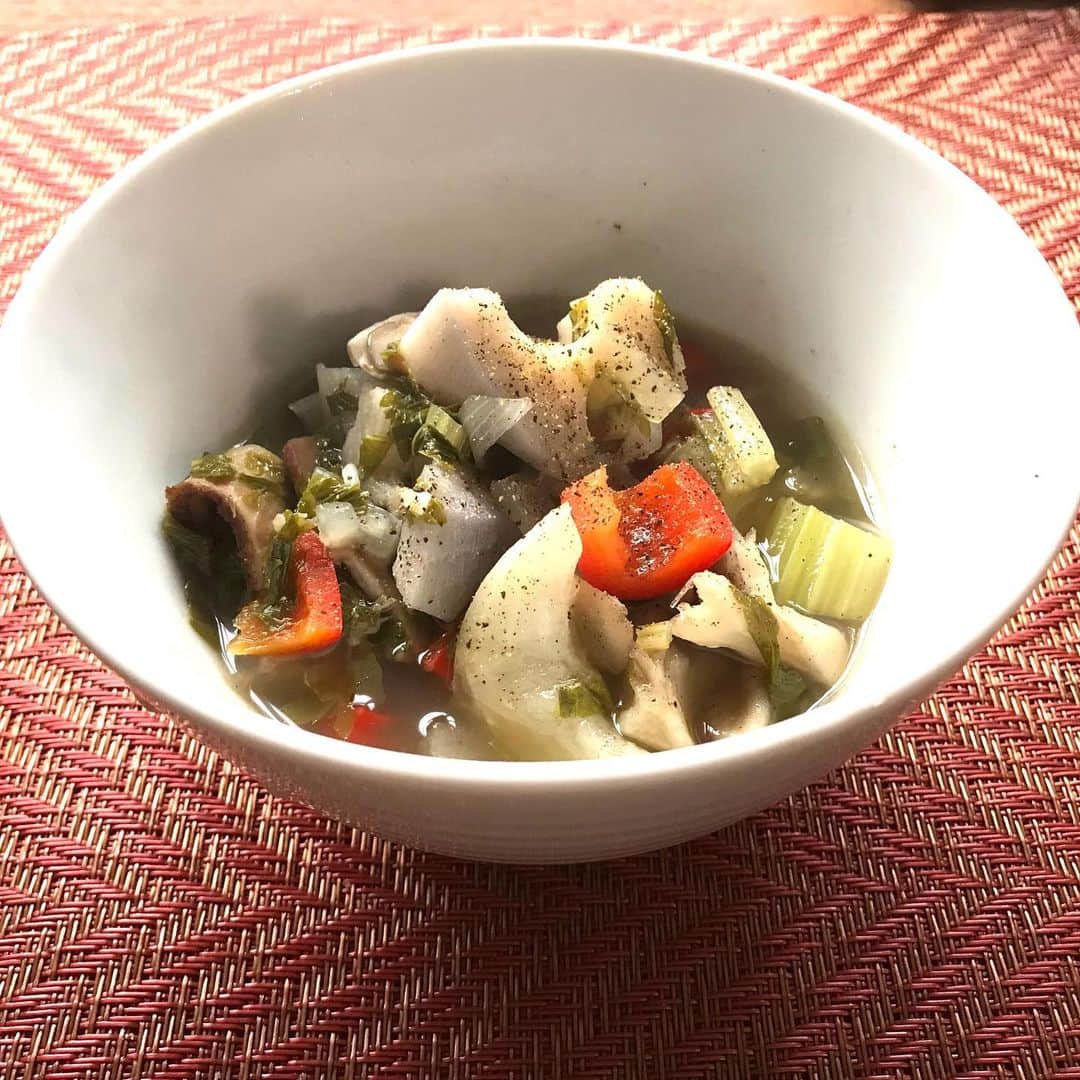のインスタグラム：「今日は寒〜い🥶 ので、色々なお野菜を使って暖かスープを作りました❣️ 温まる🥰  玉葱、セロリ、ガーリック、蓮根、カブ、パプリカ、舞茸 野菜の甘味が優しいスープです♪ これをベースに、トマト味にしたり、豆乳仕立てにしたり、色々変化できるので飽きません‼️  #vegetablessoup」